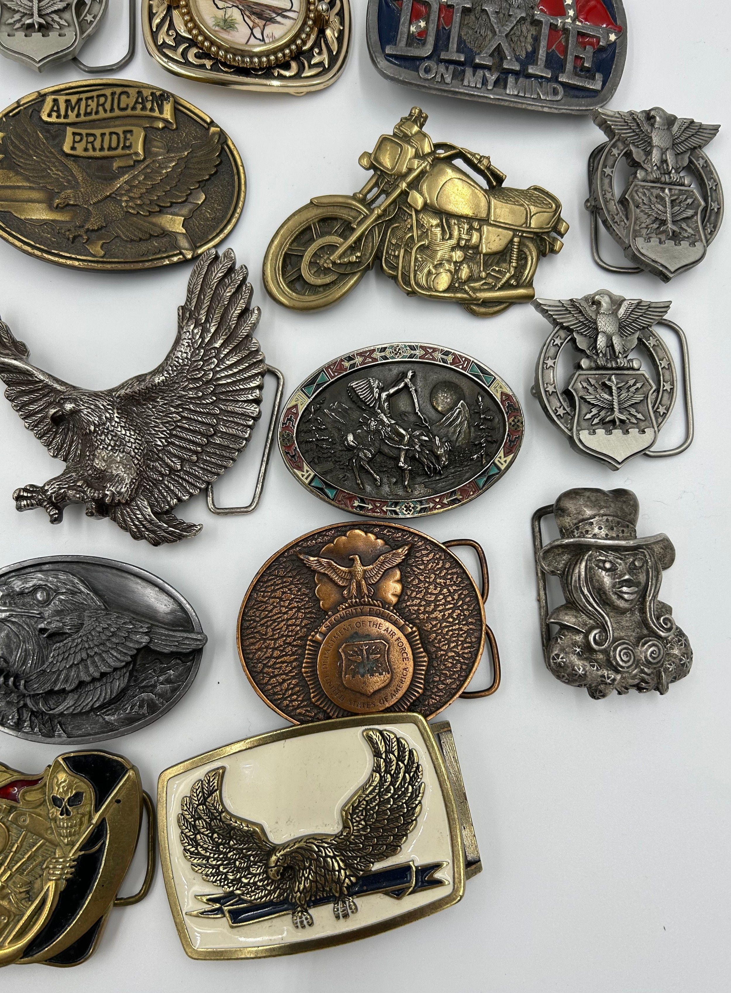 Collection of 34 belt buckles, mainly in brass with Native American designs, eagles, motorbikes etc. - Image 5 of 11