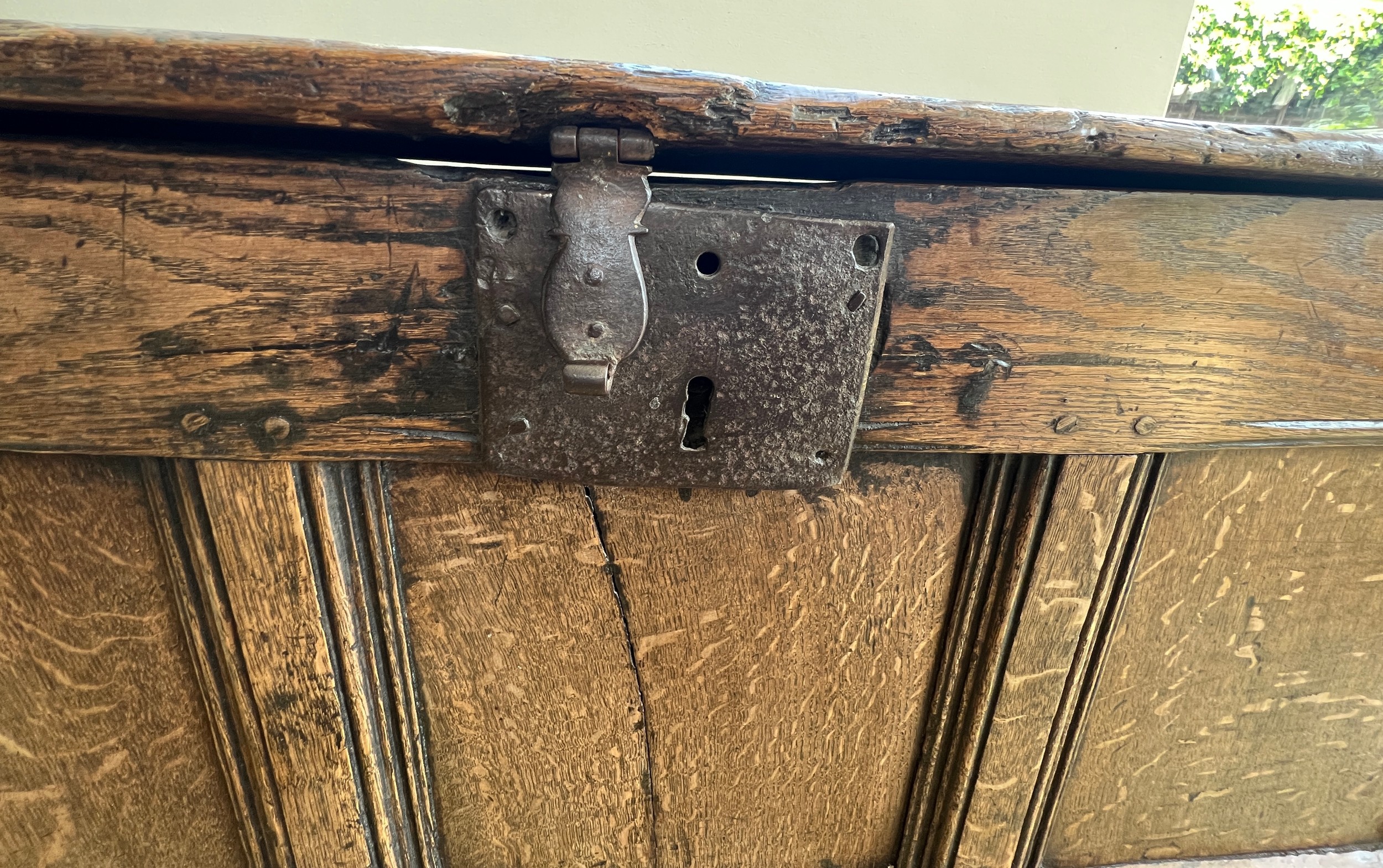 A 17thC oak coffer with iron lock and snipe hinges. 98cm w x 36cm d x 52cm h. - Image 3 of 6