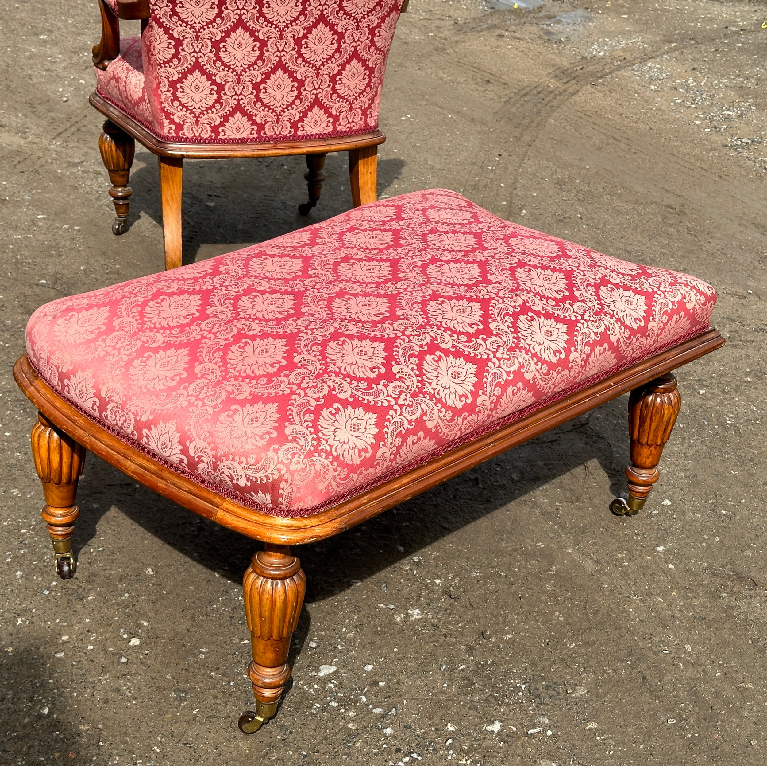 An upholstered armchair with turned reeded legs and brass castors together with abutting footstool - Bild 6 aus 6