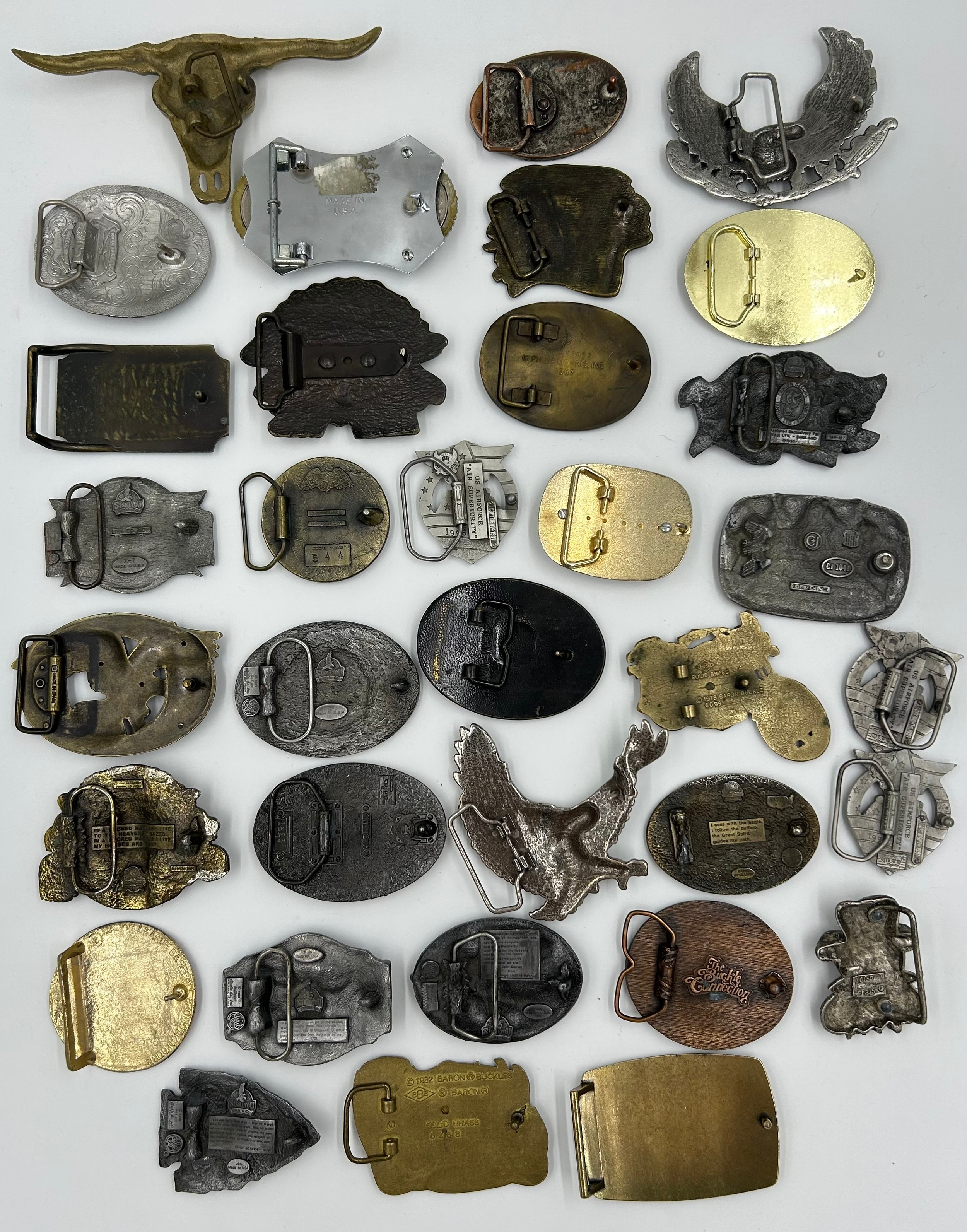 Collection of 34 belt buckles, mainly in brass with Native American designs, eagles, motorbikes etc. - Image 7 of 11