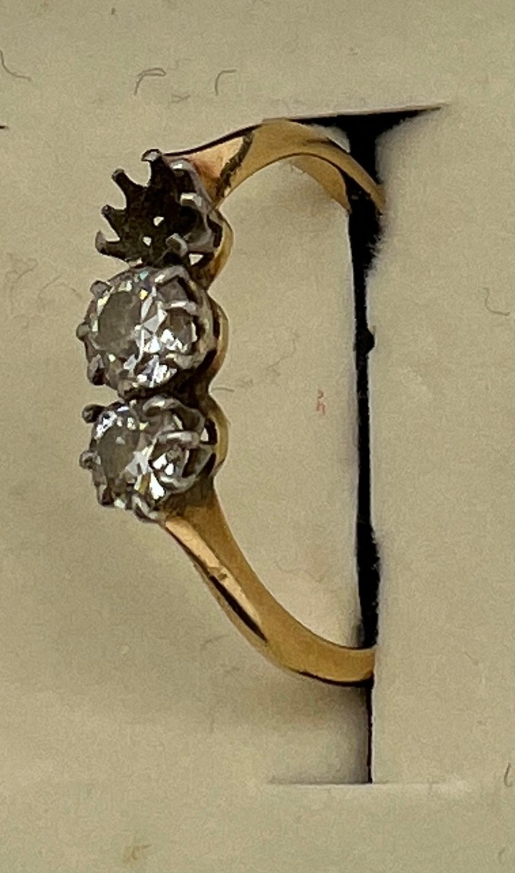 An 18 carat gold diamond set ring. One stone missing. Size P. Weight 1.9gm. - Bild 2 aus 3