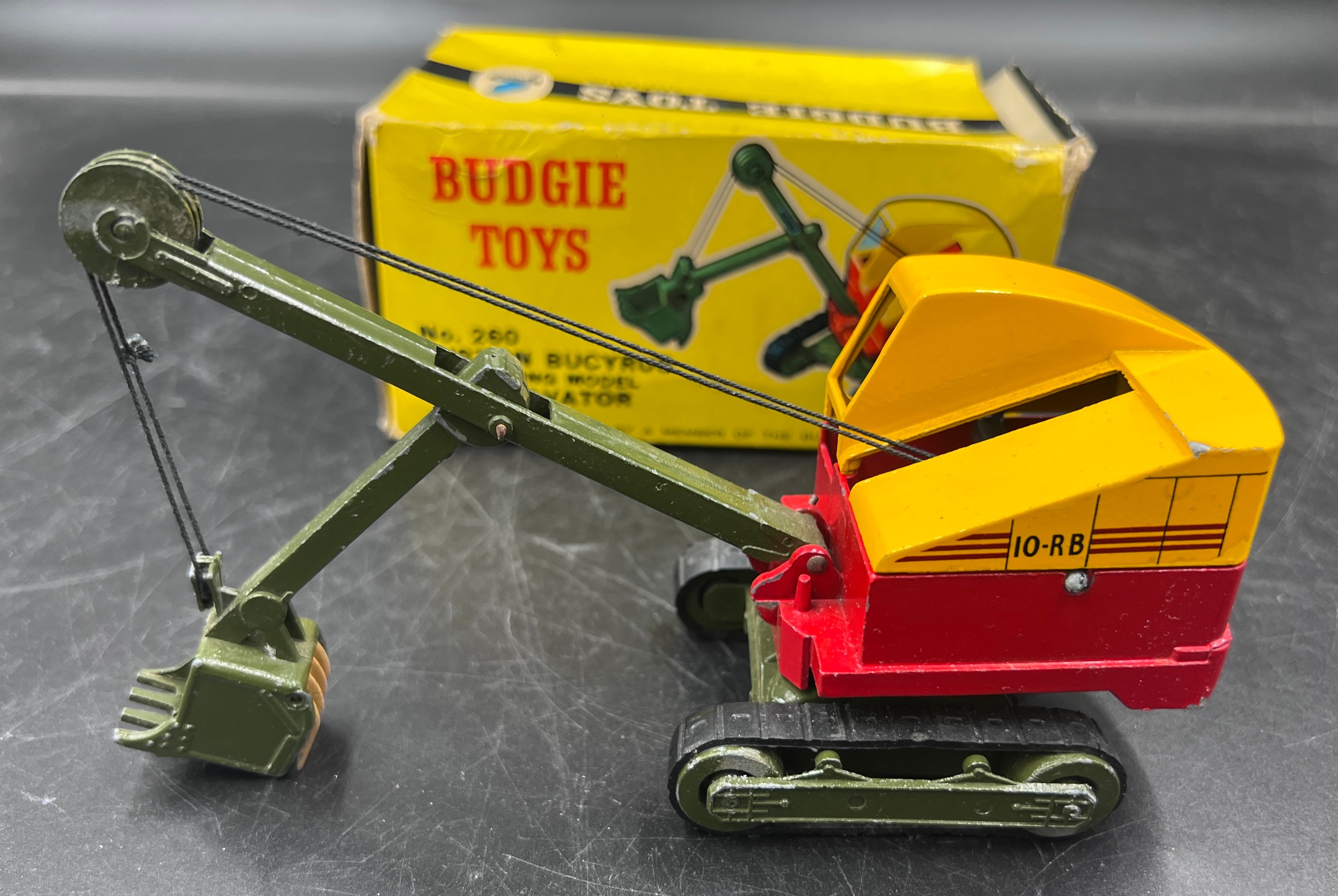 A boxed Ruston Bucyrus Working Model Excavator 10-RB. No.260. Finished in yellow and red, with - Bild 2 aus 9