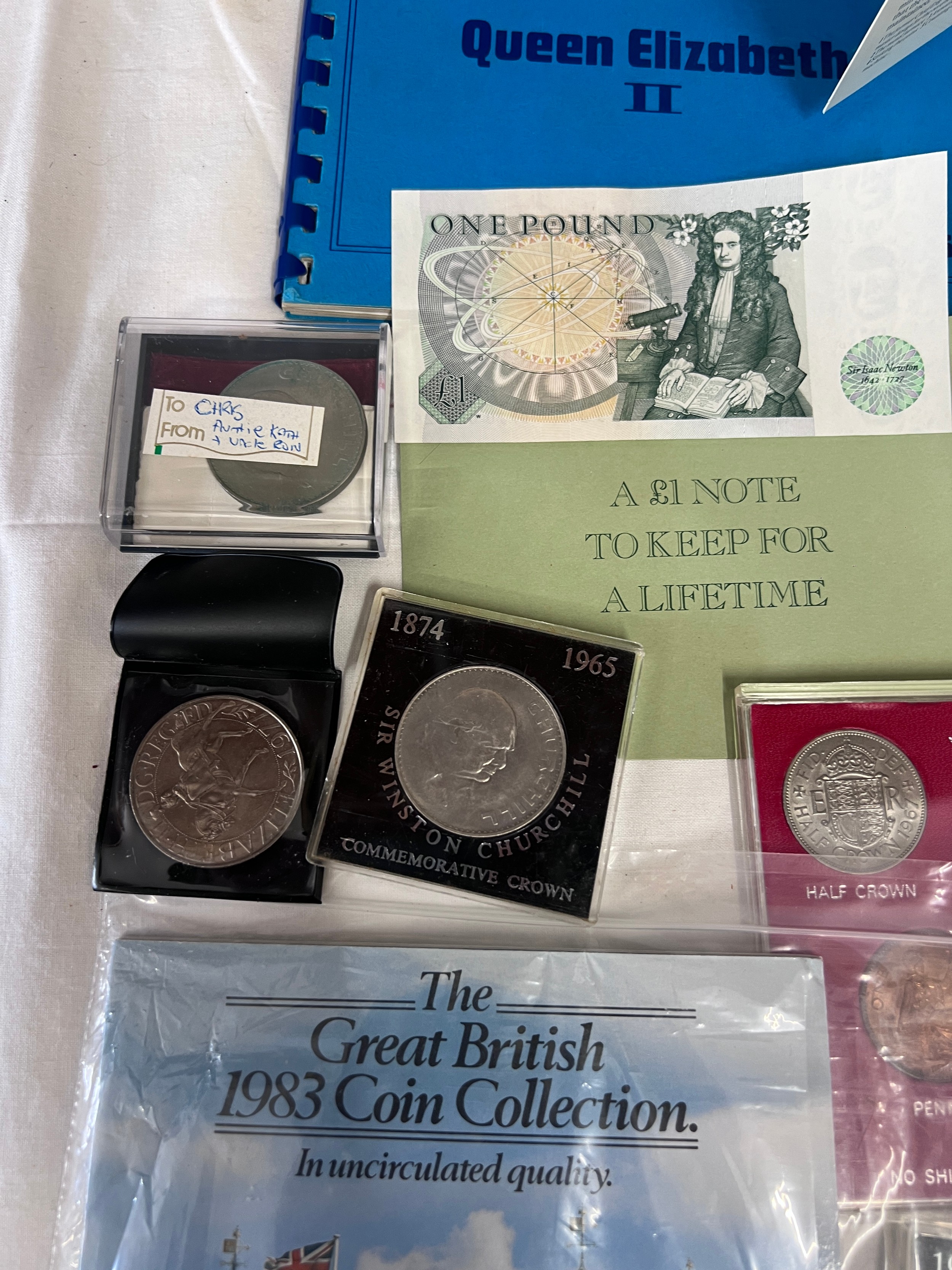 Various coins to include 26 x Crowns, The First World War 2 pound coin, 1 pound note, The Great - Bild 2 aus 8