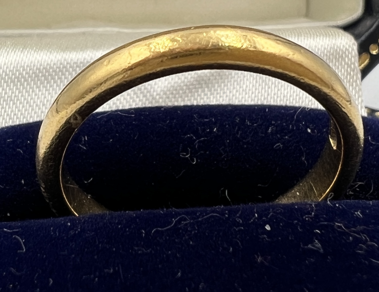 A 22 carat gold wedding band. Weight 5gm.