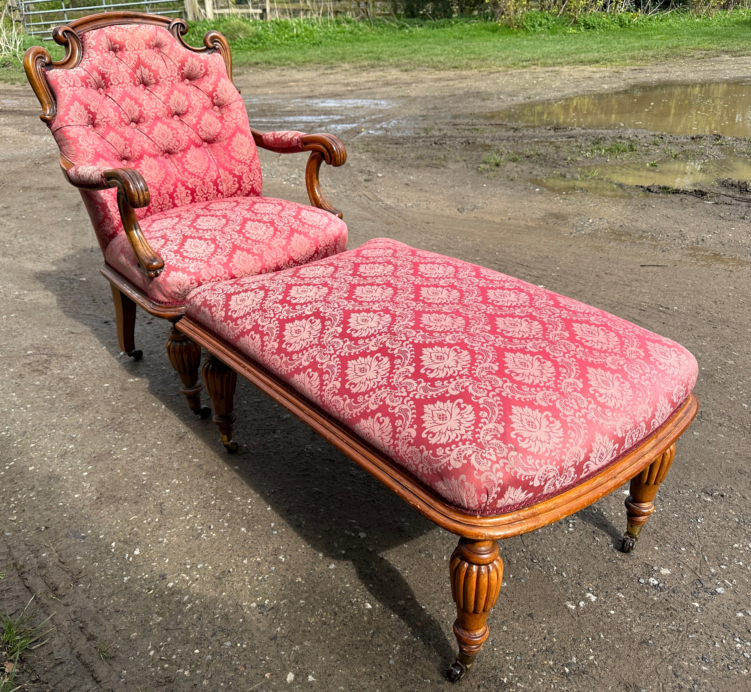 An upholstered armchair with turned reeded legs and brass castors together with abutting footstool - Bild 3 aus 6