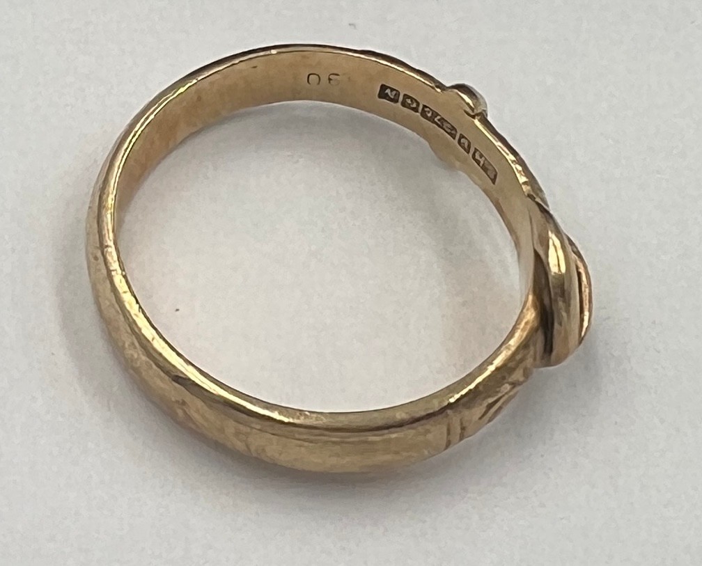 A 9 carat gold buckle ring. Size S. Weight 4.4gm. - Bild 2 aus 3
