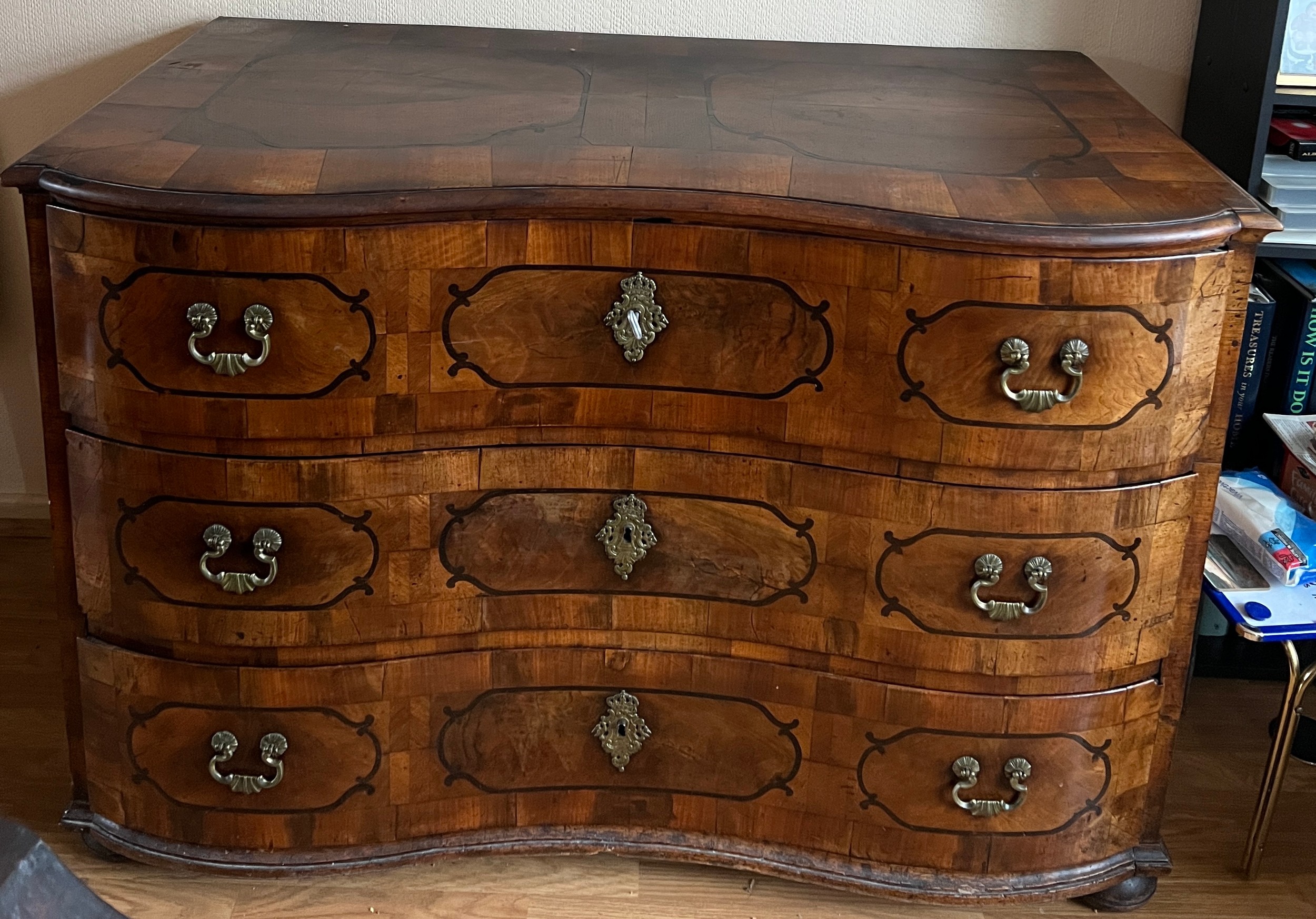 An 18thC Austrian parquetry inlaid serpentine fronted chest of three drawers with brass fittings, on - Bild 4 aus 10