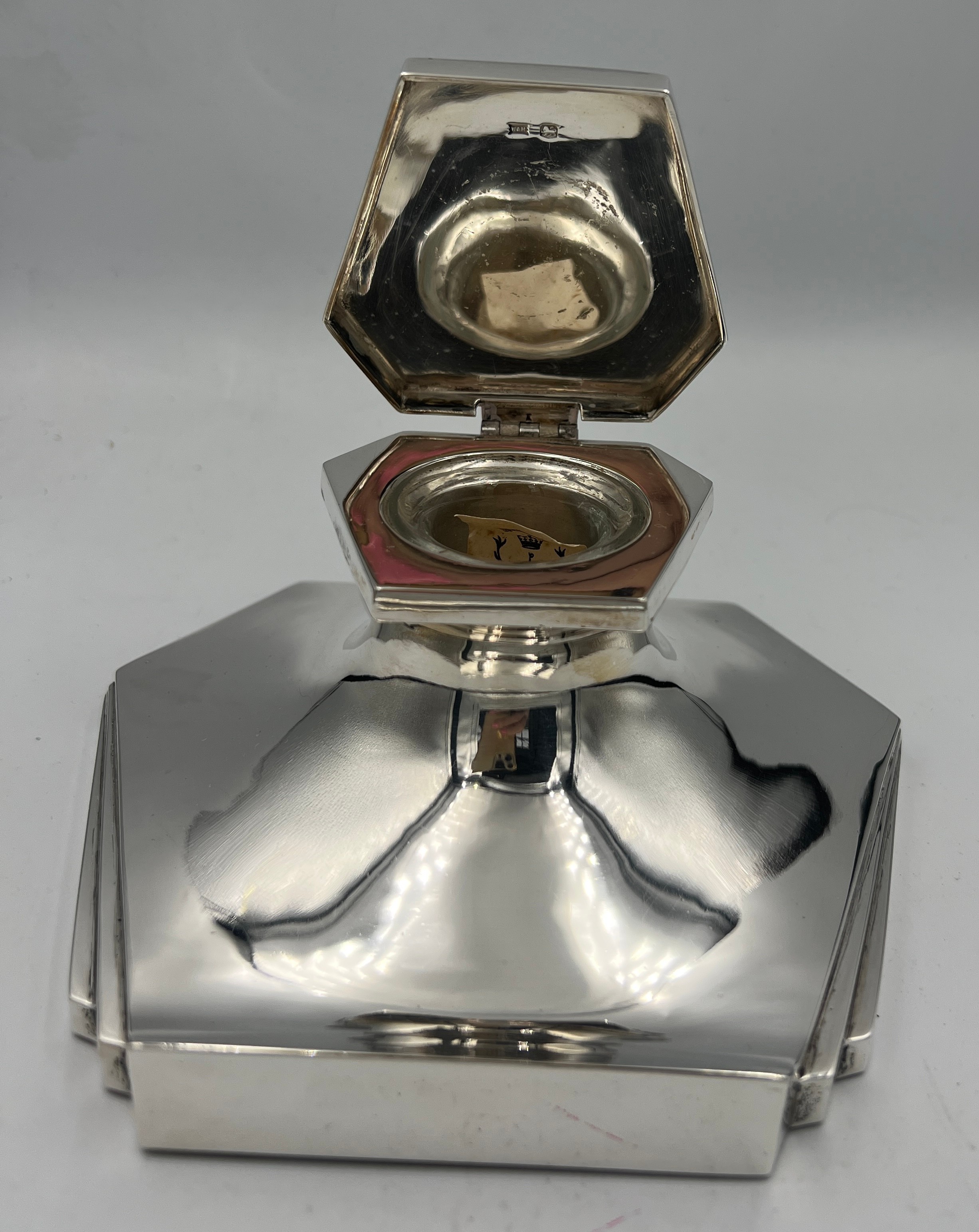 A hallmarked silver inkwell with clear glass liner and mahogany base. Sheffield 1949. Maker Mappin & - Bild 2 aus 7
