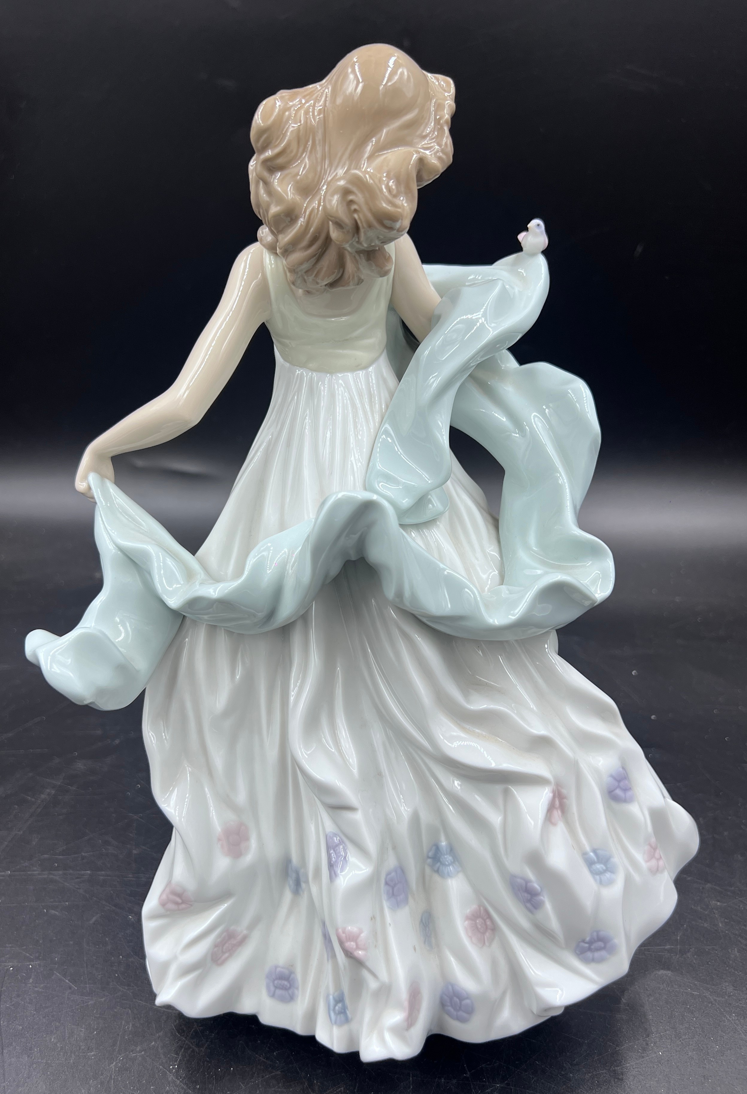 Lladro boxed 6193 ' Summer Serenade ' figure, depicting a young woman with dress and bird, 30 cm h. - Bild 4 aus 5