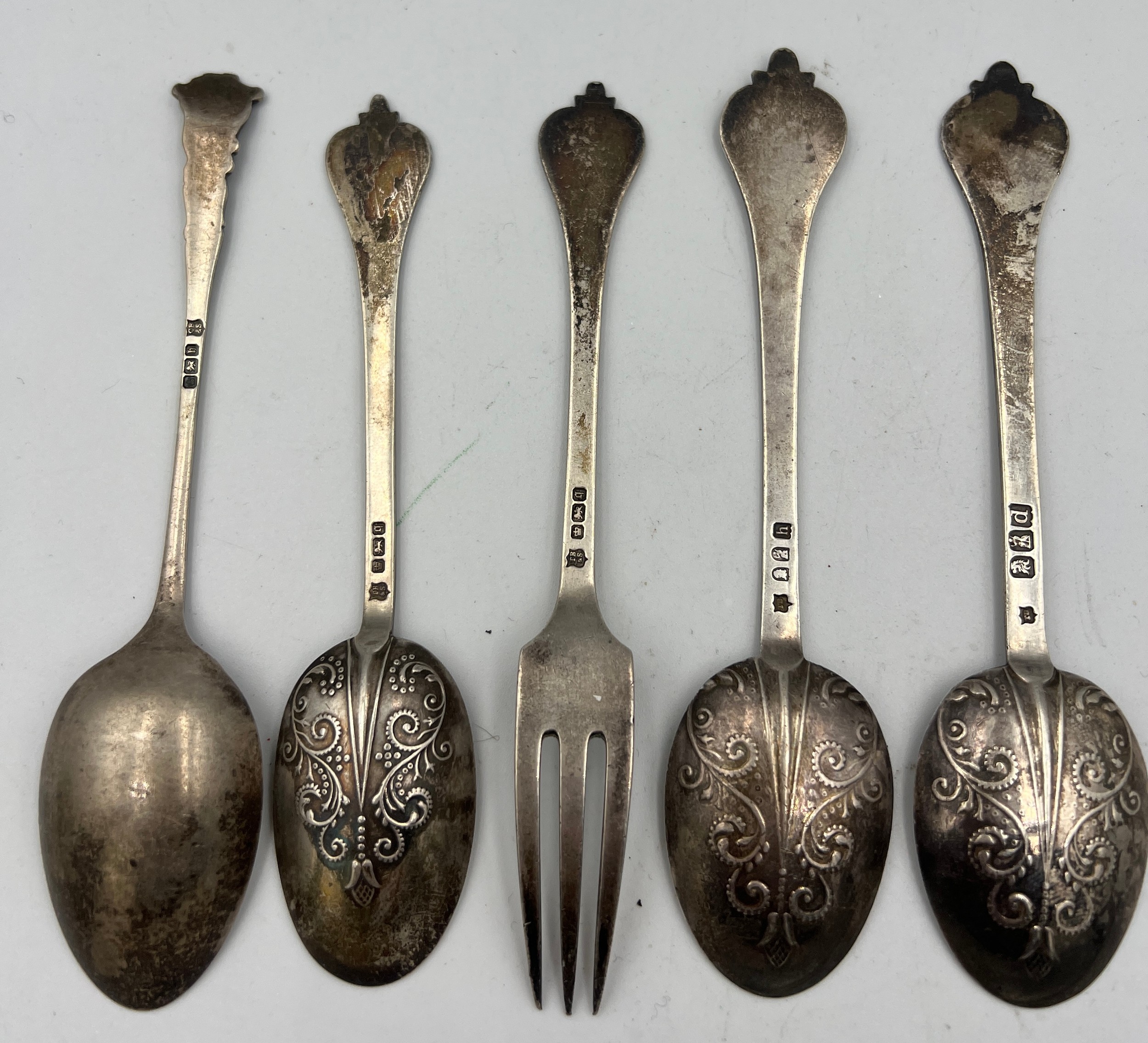 Silver to include three rat tail, fancy back, trepid teaspoons, single spoon and a three pronged - Image 2 of 2