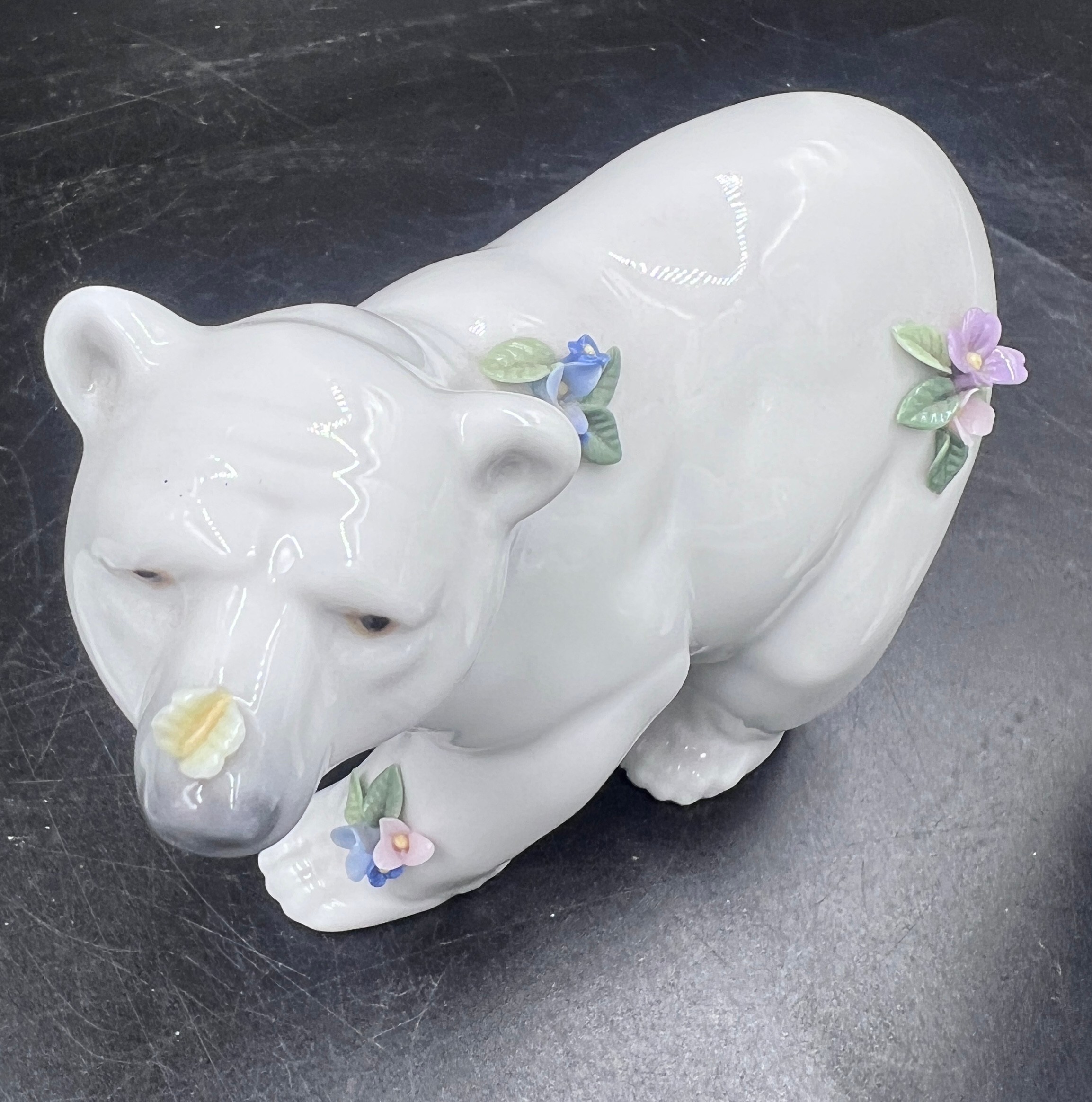 Boxed Lladro Polar Bears to include 1443 Bearly Love, 1207 Polar Bear, 1208 Polar Bear, 6355 Polar - Image 6 of 7