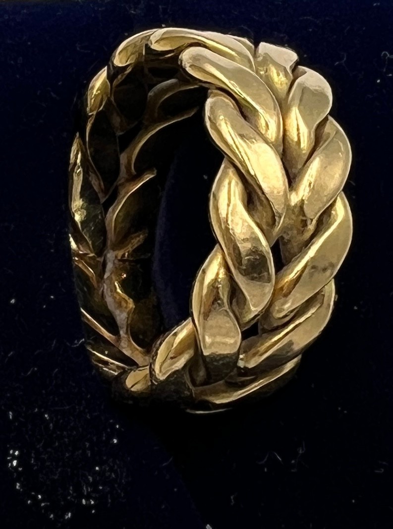 A 18 carat yellow gold ring. Size O. Weight 11gm. - Image 2 of 3