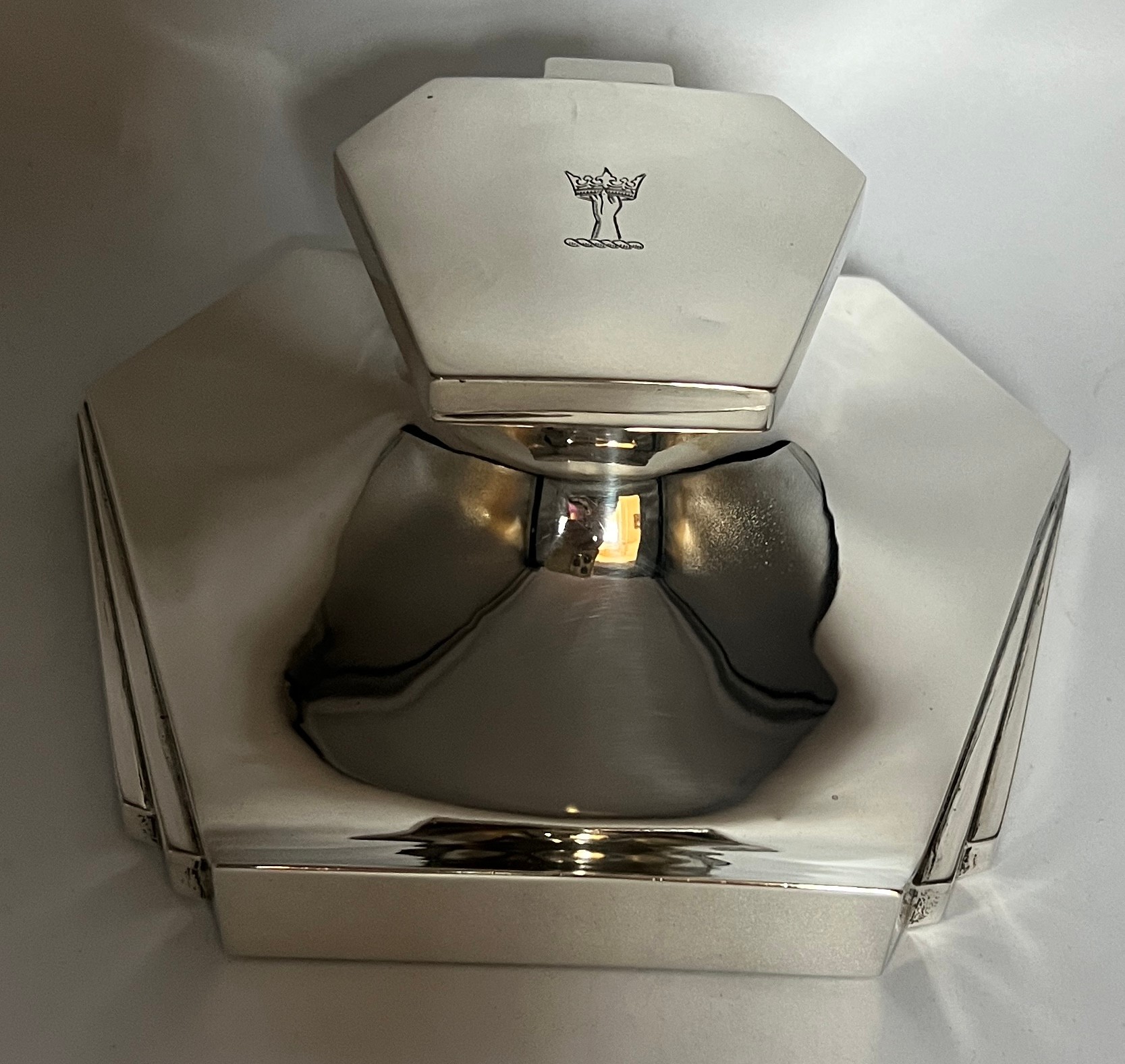 A hallmarked silver inkwell with clear glass liner and mahogany base. Sheffield 1949. Maker Mappin & - Bild 7 aus 7