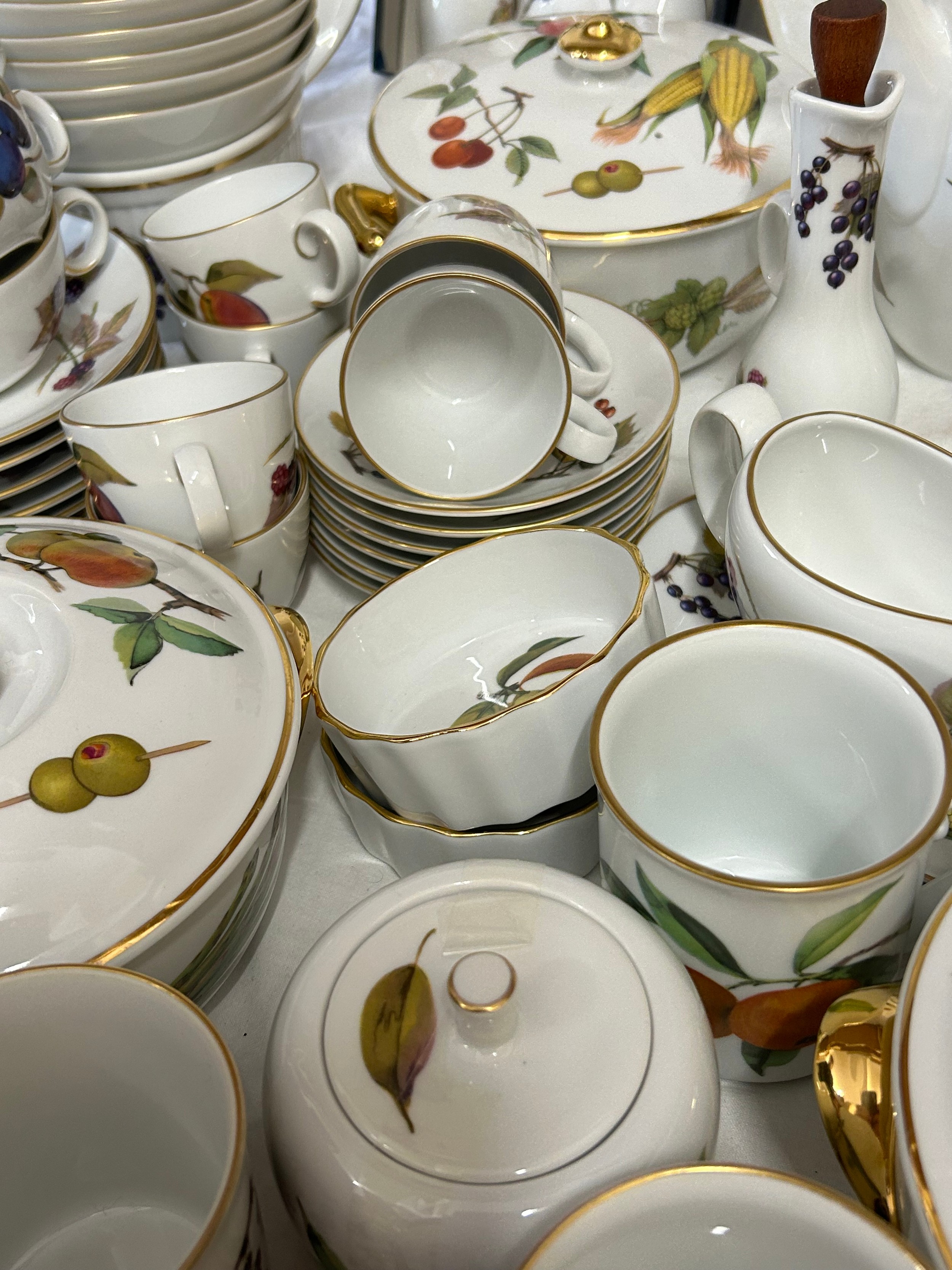 Royal Worcester - A quantity of table wares in the Evesham pattern, consisting of: 6 x dinner - Image 5 of 11