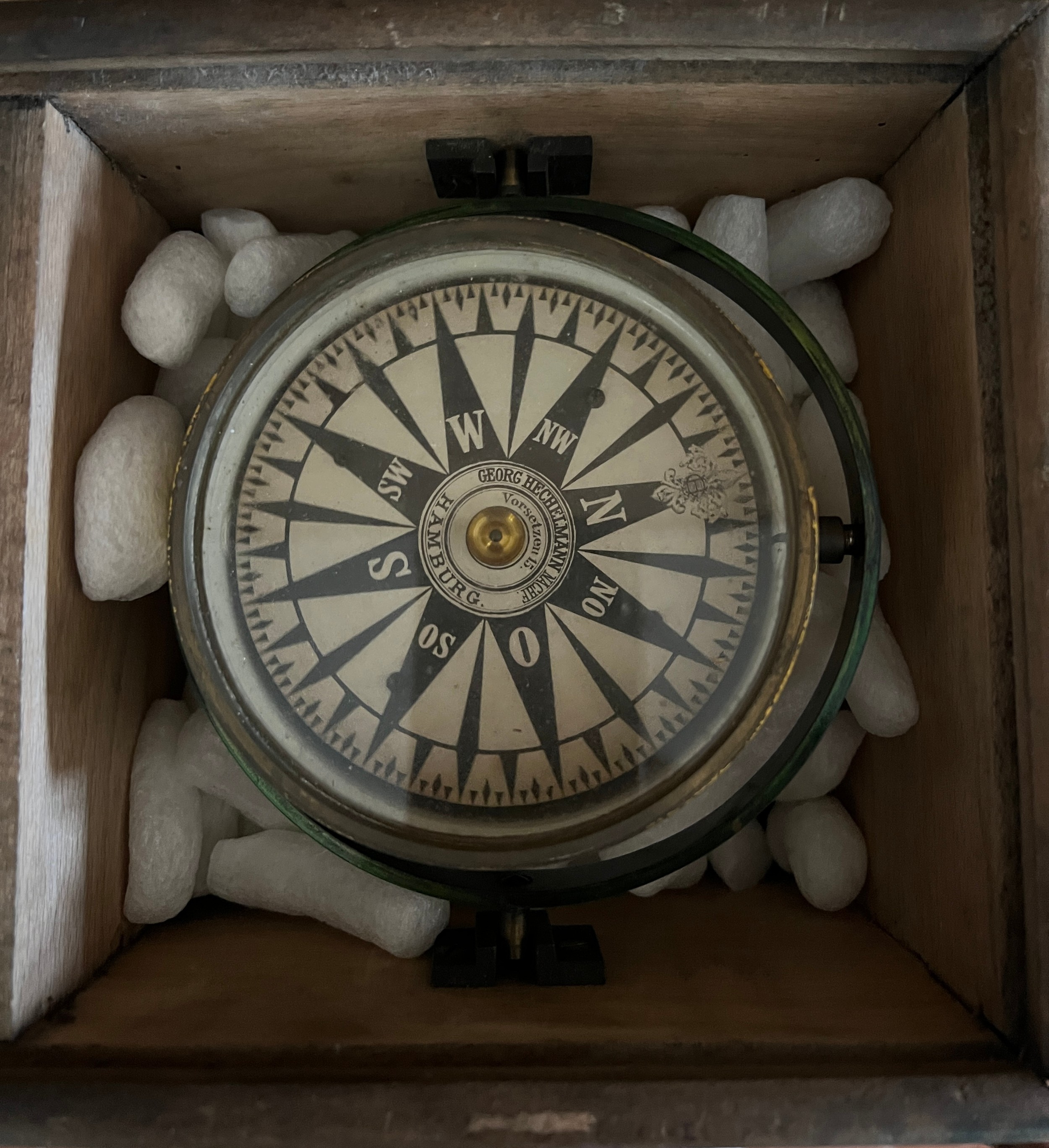 A gamble mounted ships compass in wood outer case, lacking lid. Case 18cm x 18cm. Maker Georg - Image 2 of 4