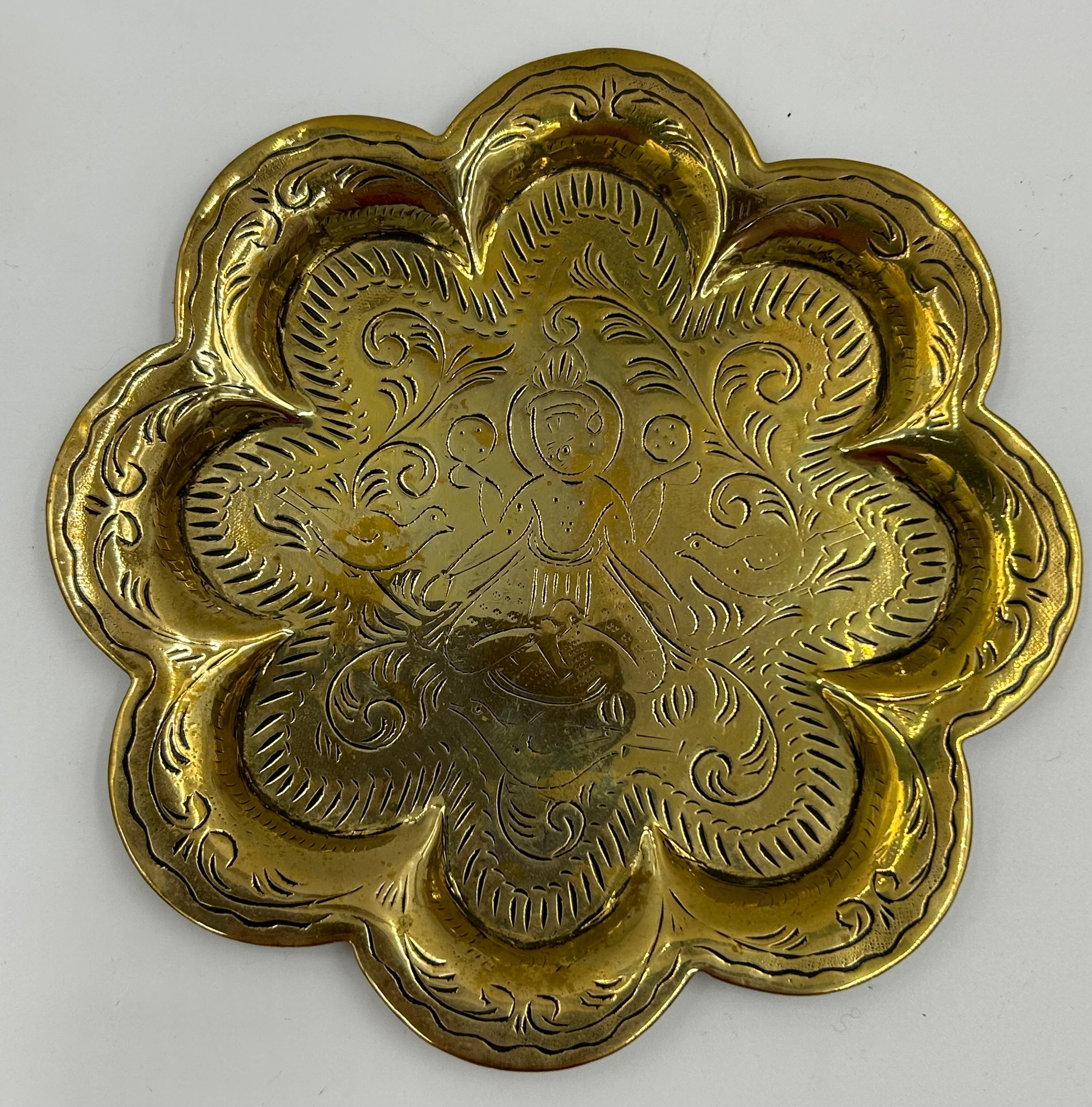 Brass ware to include a scalloped tray 45cm d, small tray, bowl, galleried tray all with Eastern - Image 5 of 14