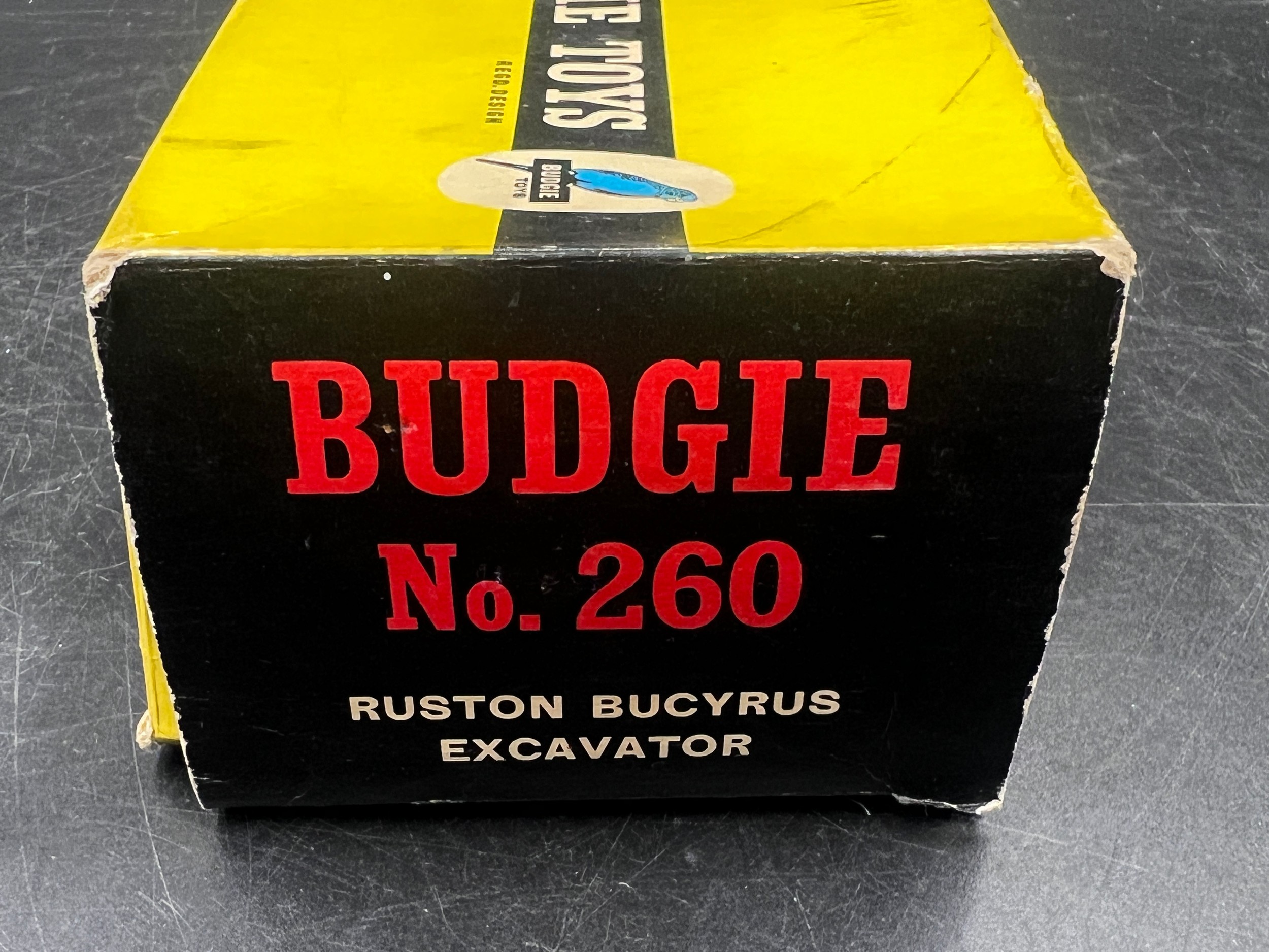 A boxed Ruston Bucyrus Working Model Excavator 10-RB. No.260. Finished in yellow and red, with - Bild 8 aus 9