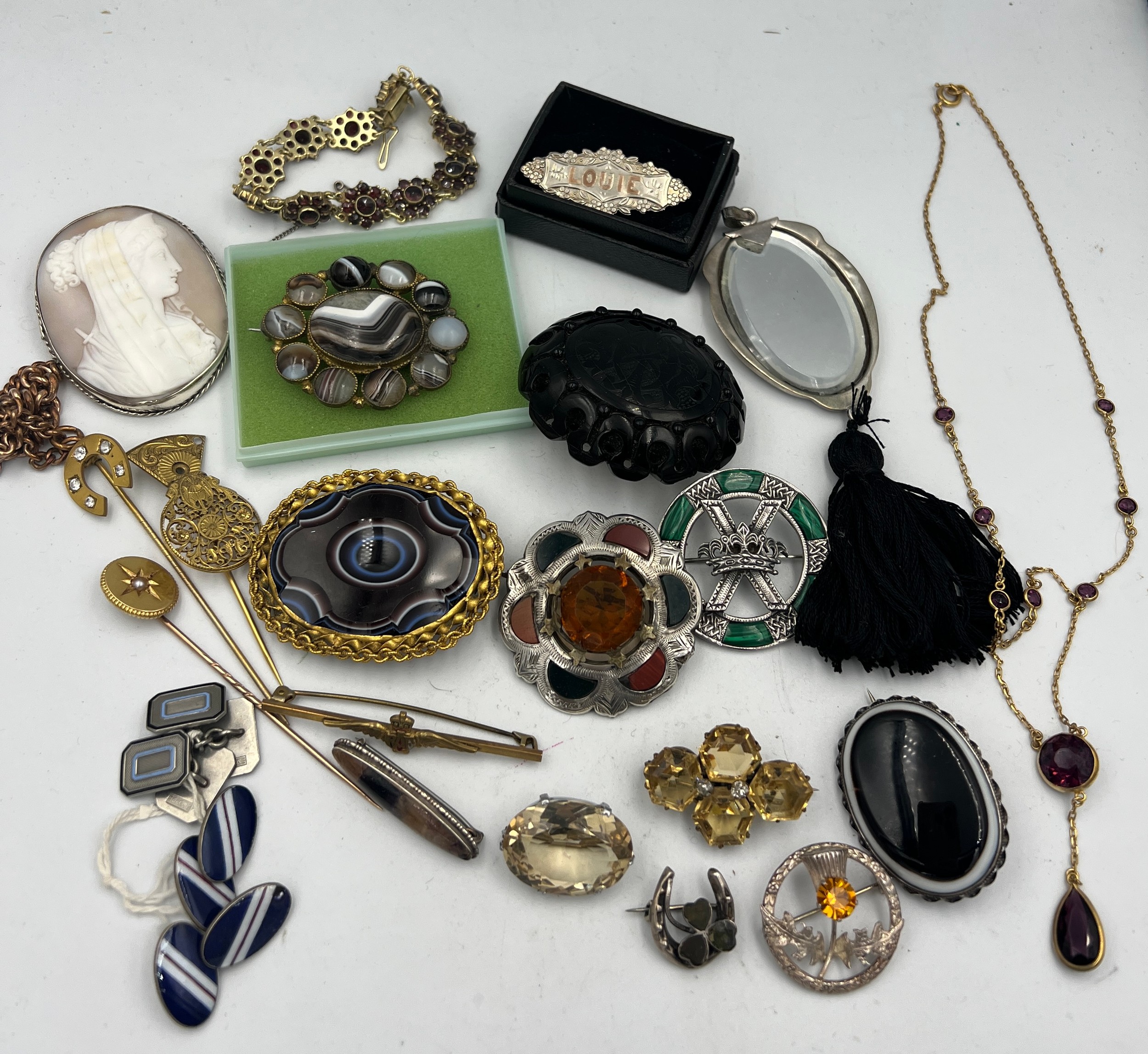 A quantity of mainly 19thC jewellery to include shell cameo brooch, banded agate brooch, - Bild 2 aus 3