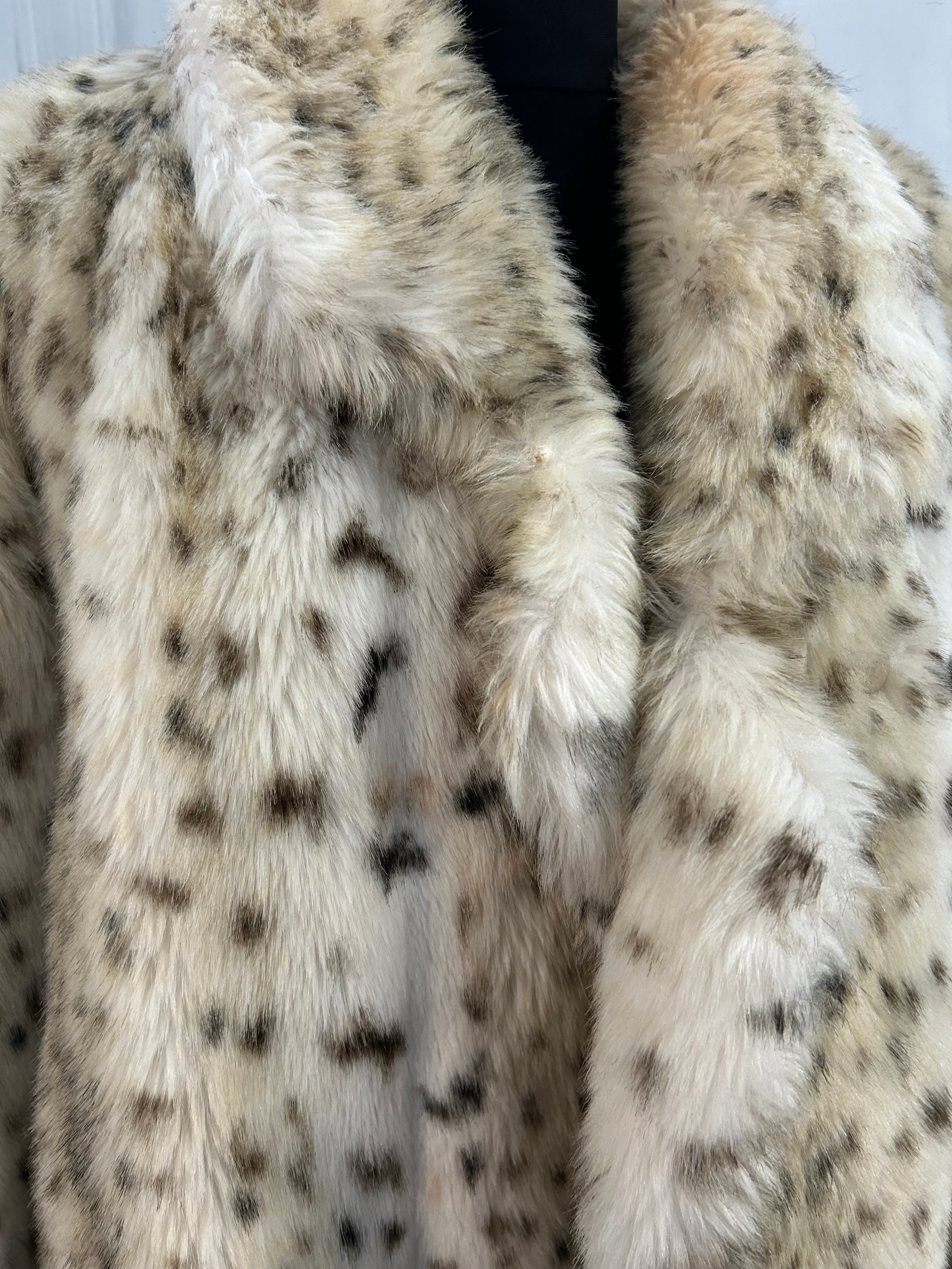 An Astraka of London faux fur leopard skin coat. Approx. 121cm from top of back collar to hem. - Image 2 of 5
