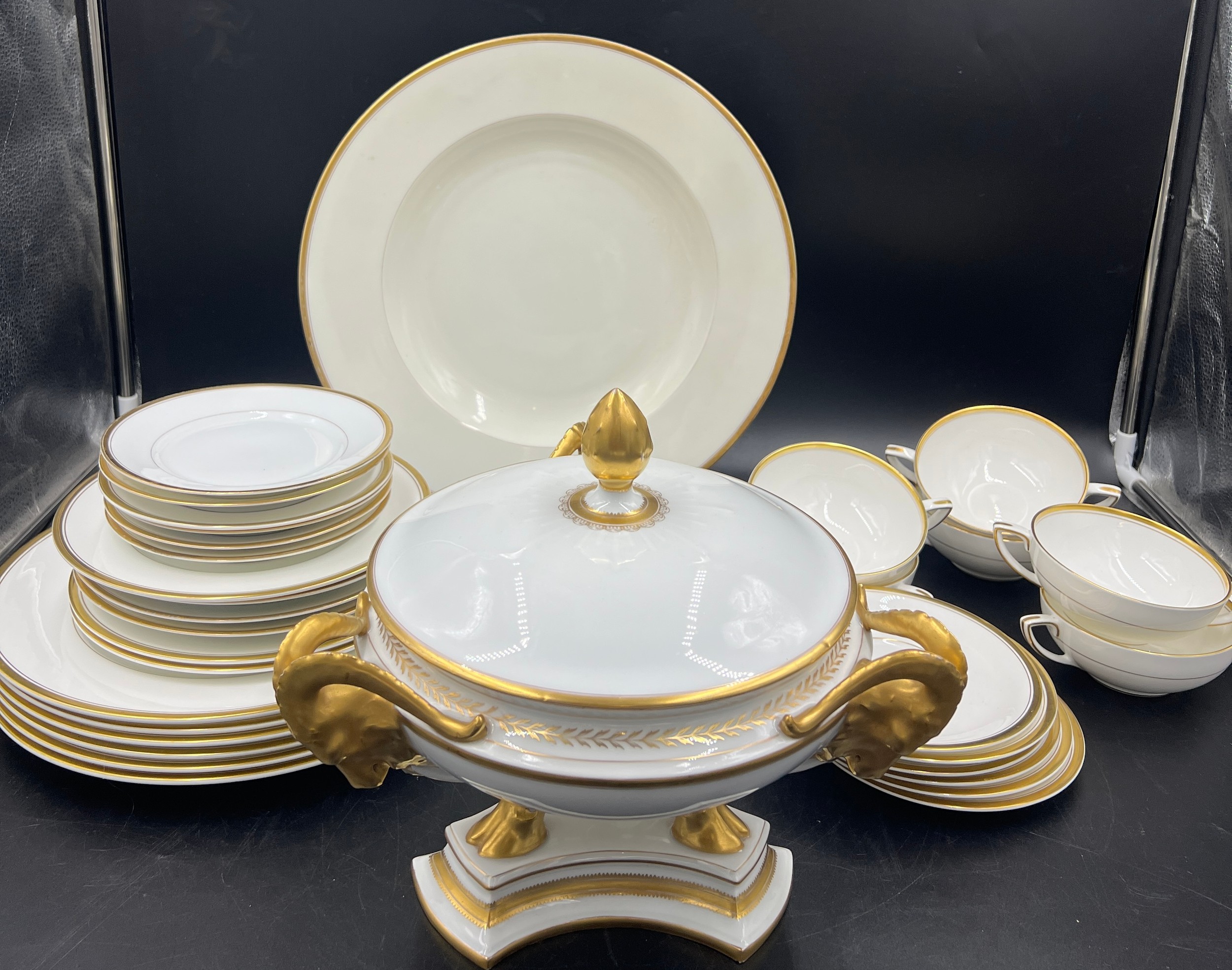 A composite set of white and gilt dinner service to include 6 Royal Worcester Viceroy bowls and - Image 3 of 7