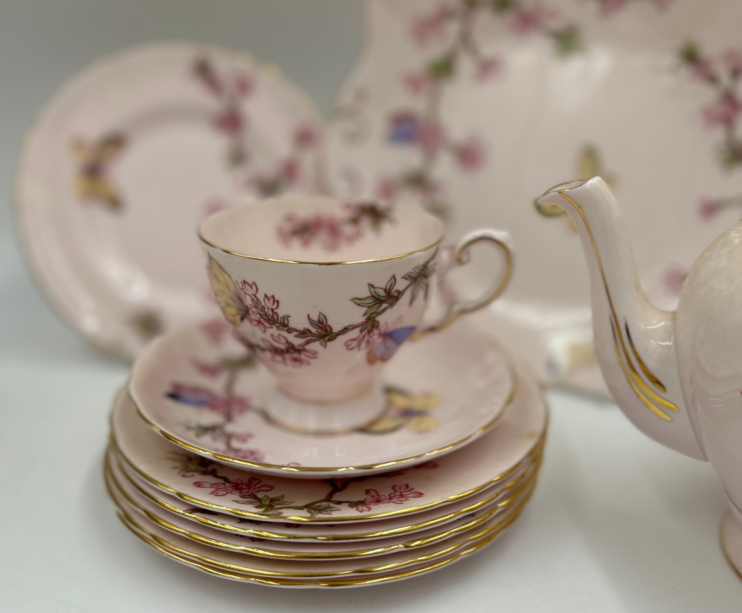 A pink Tuscan bone china tea service with blossom and butterfly pattern (teapot, milk, sugar, 6 x - Bild 7 aus 9