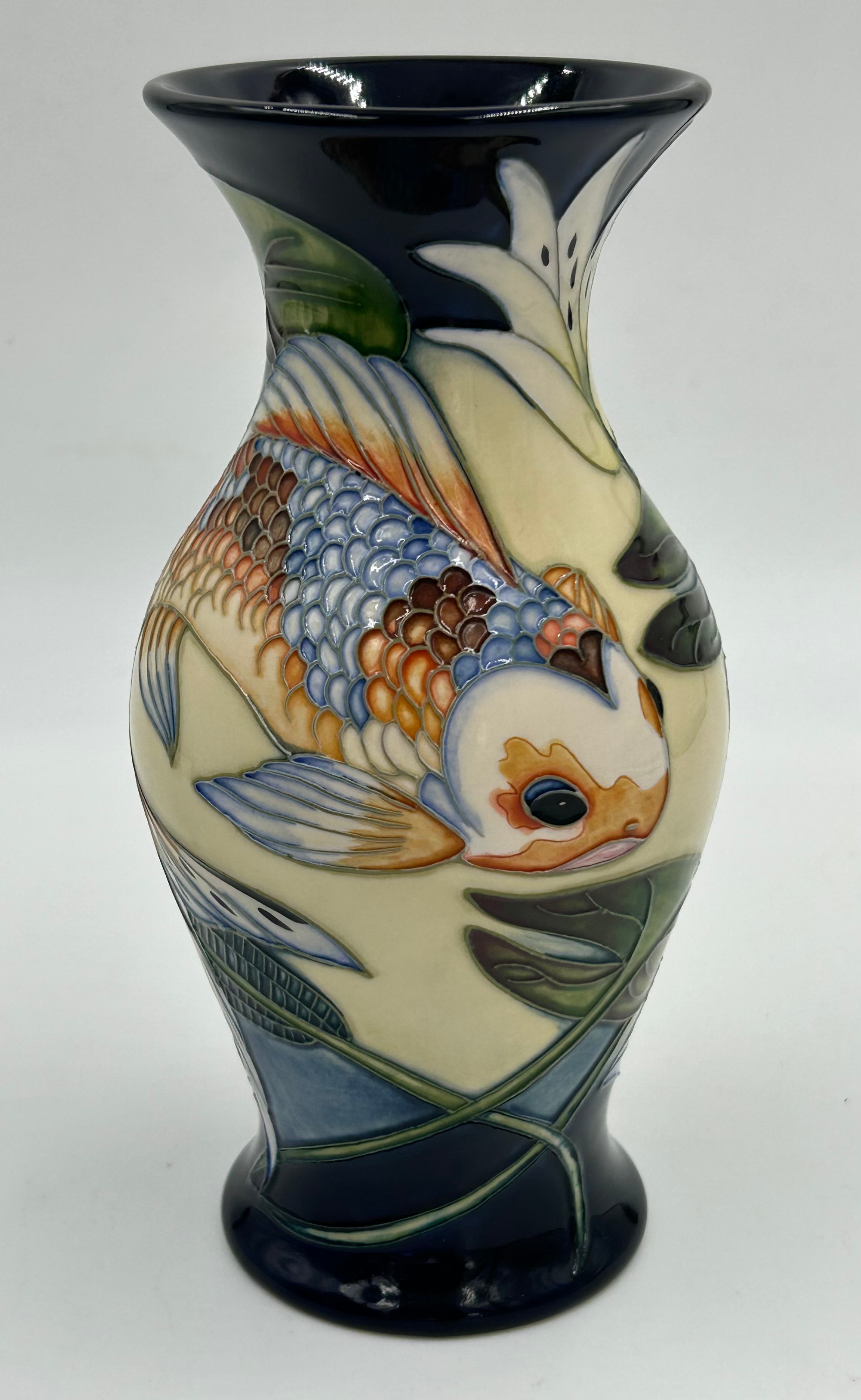 A boxed Quiet Waters Moorcroft vase of baluster form, dated 2002. 20cm h. - Bild 4 aus 6