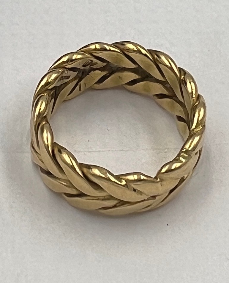 A 18 carat yellow gold ring. Size O. Weight 11gm. - Bild 3 aus 3