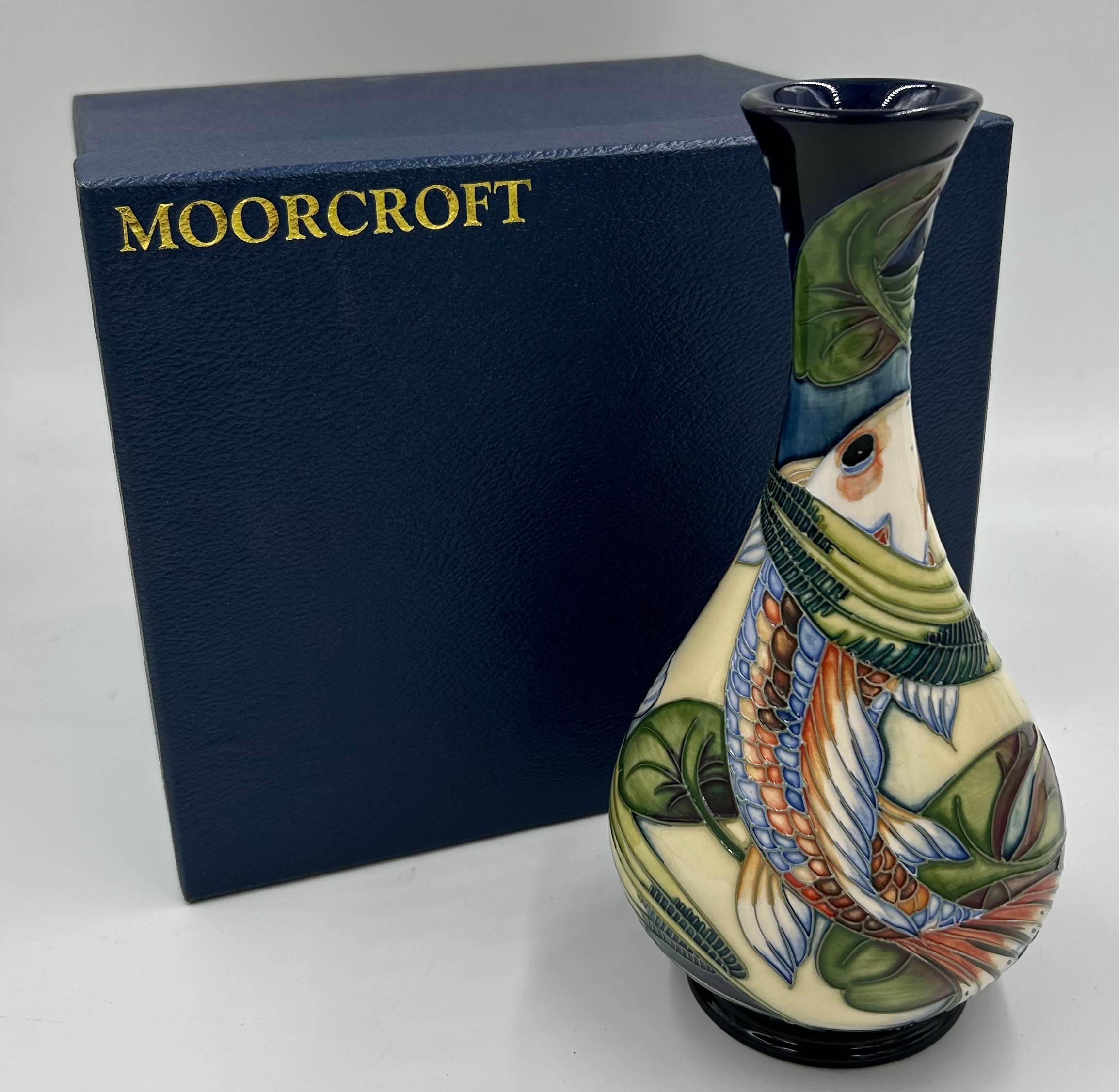 A boxed Quiet Waters Moorcroft vase, dated 2002. 23.5cm h. - Bild 2 aus 5