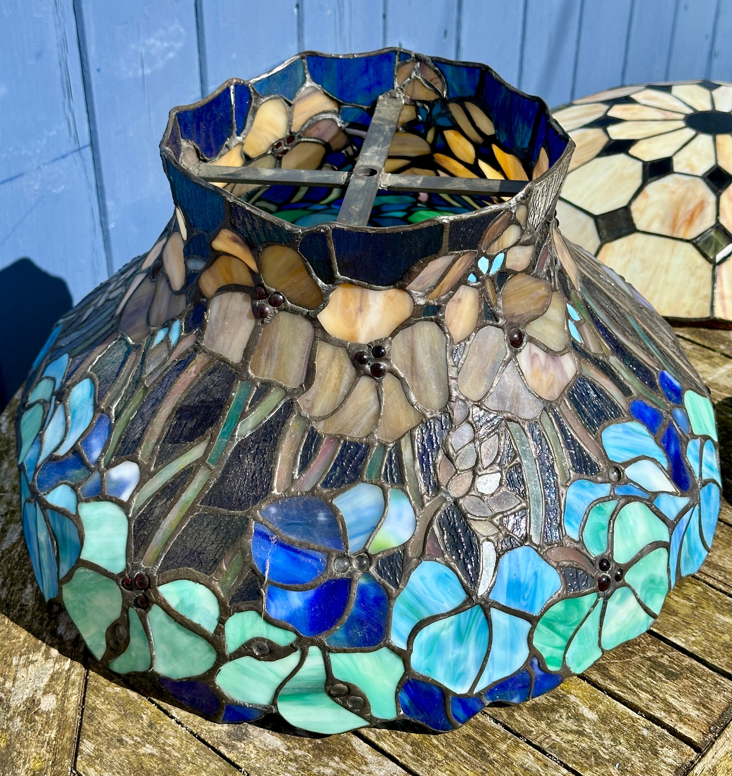 Two Tiffany style lamp shades in blue and green tones, large shade 40cm d at base, small 21cm d at - Bild 2 aus 3