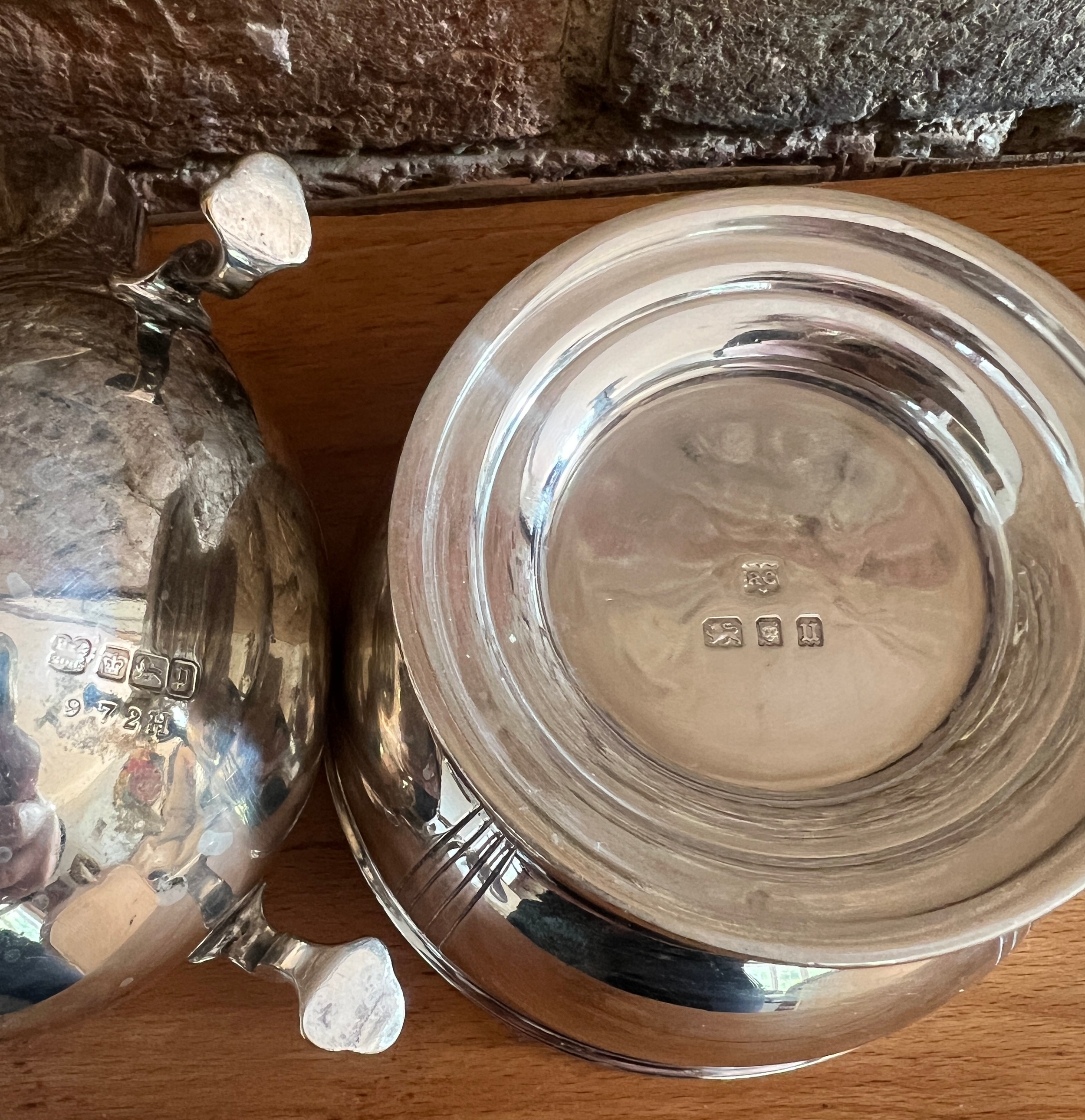 A pair of silver sauce boats, Sheffield 1907, maker Pearce & Sons and a sugar bowl, London 1935, - Bild 5 aus 5