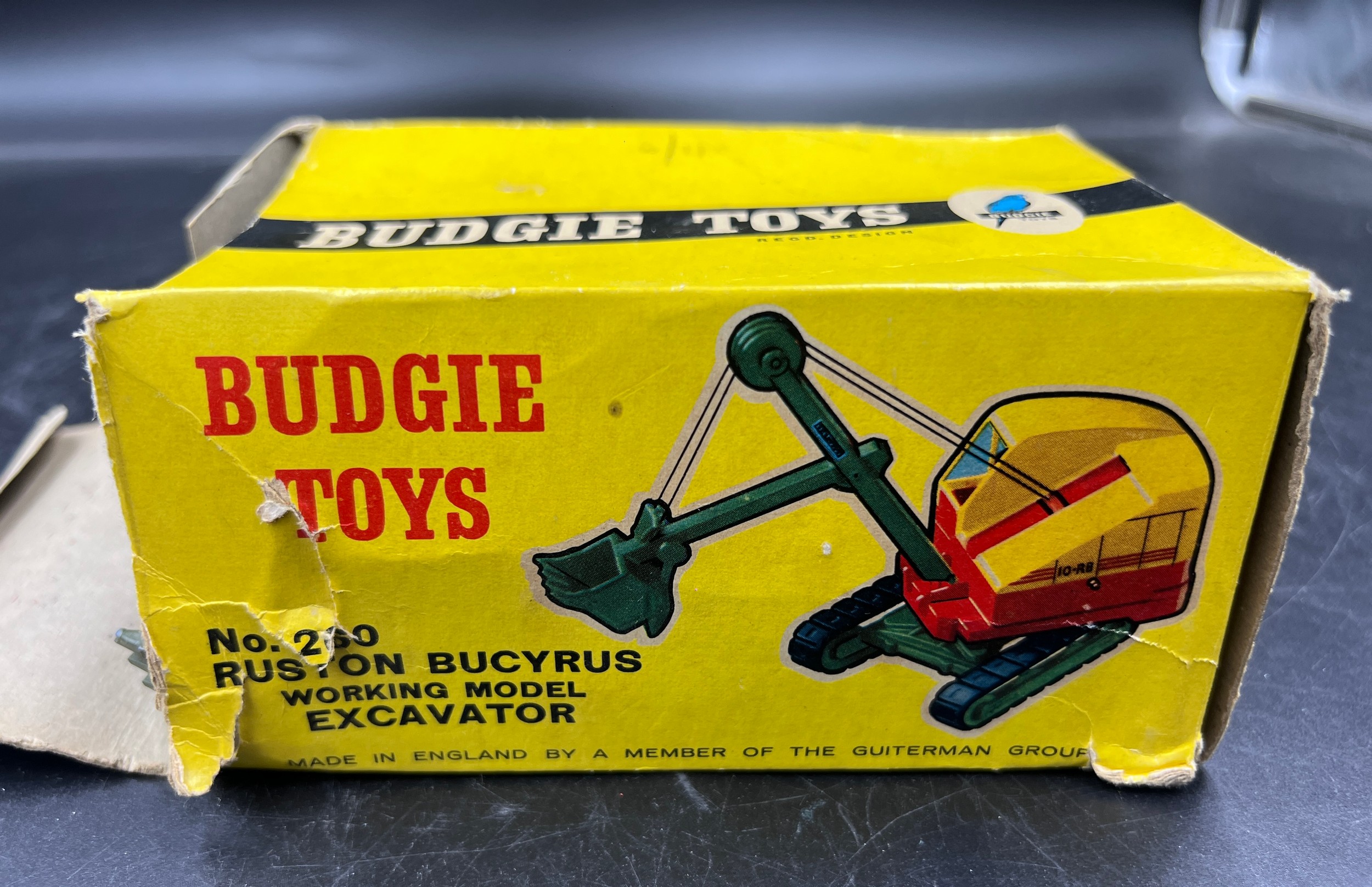 A boxed Ruston Bucyrus Working Model Excavator 10-RB. No.260. Finished in yellow and red, with - Bild 9 aus 9