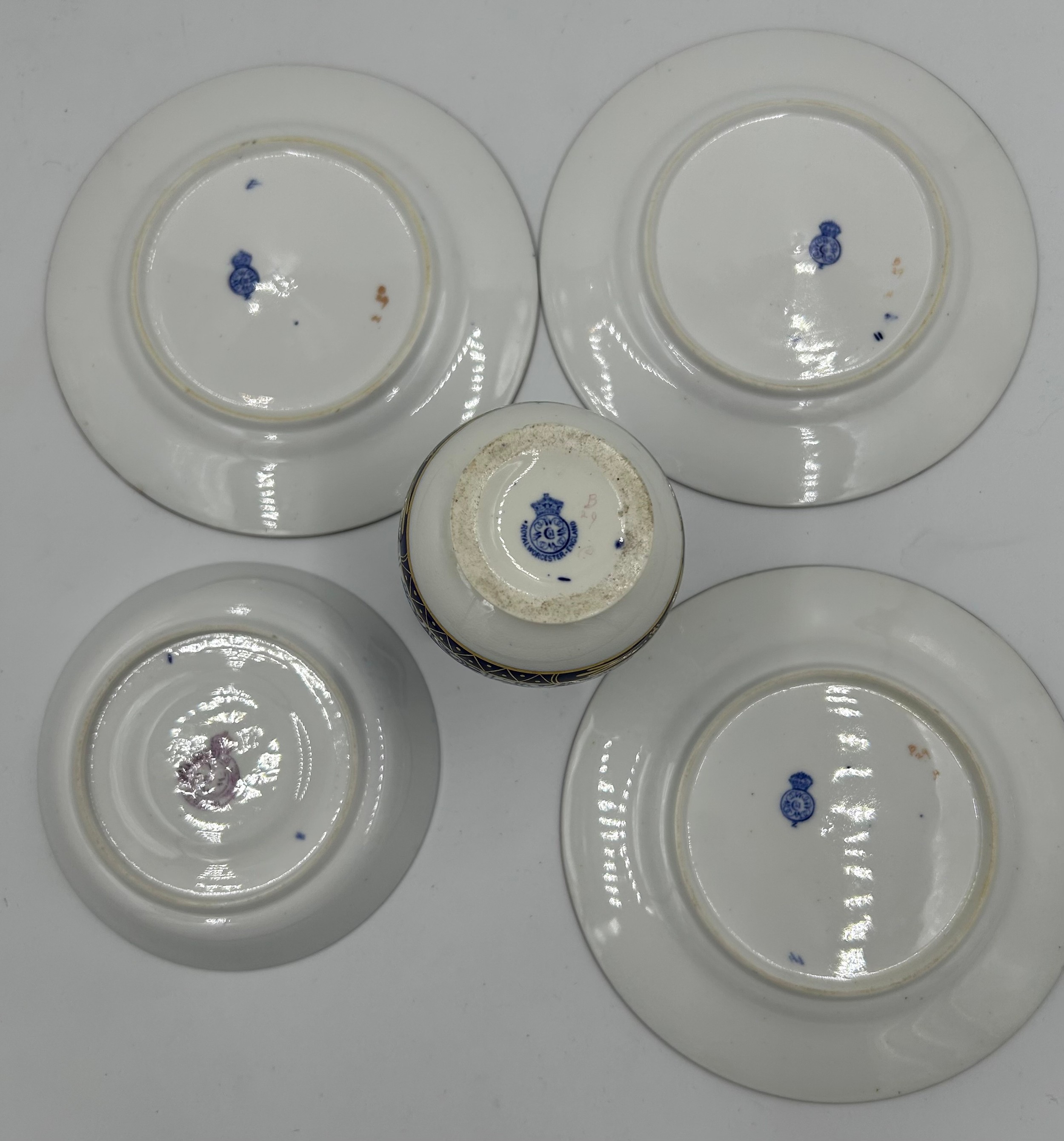 A collection of 19thC Royal Worcester 'Royal Lily' pattern items to include charger 37cm d, plate 23 - Image 8 of 14