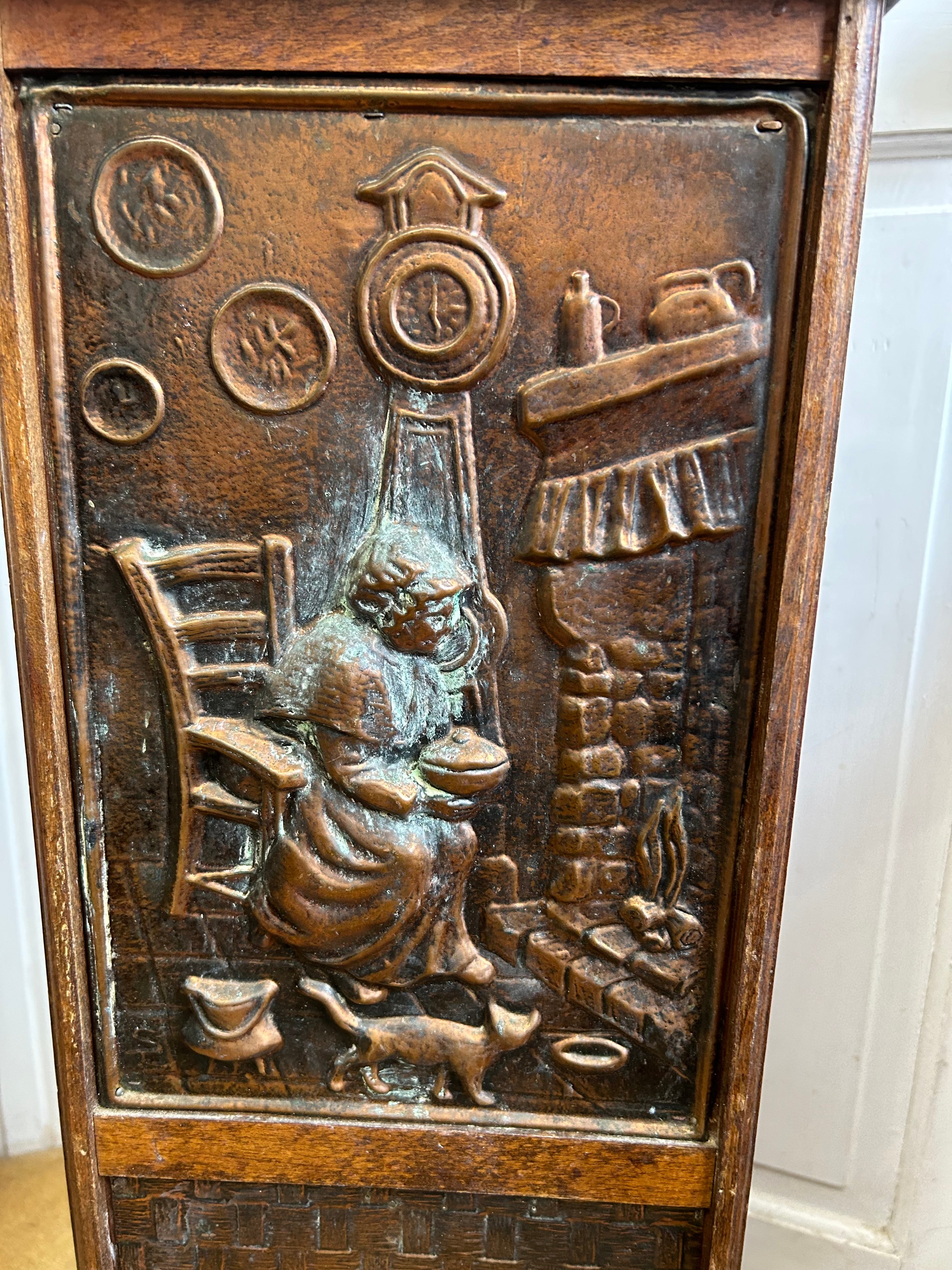 A vintage wood baguette holder with copper design panels to the front. 91.5cm h x 26cm w x 17cm d. - Image 3 of 4