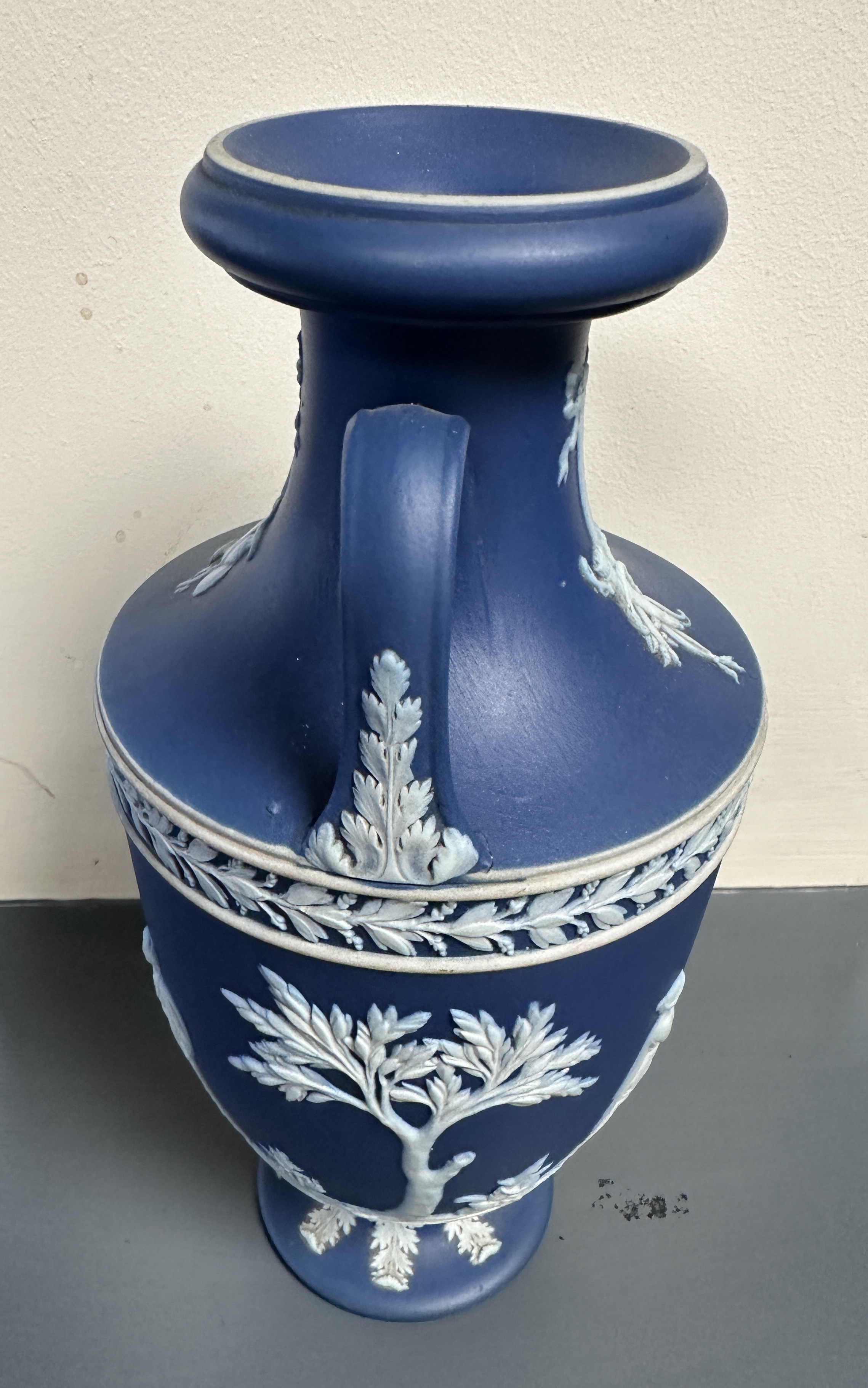 A pair of Wedgwood Jasperware vases, 23cm h. - Image 13 of 16