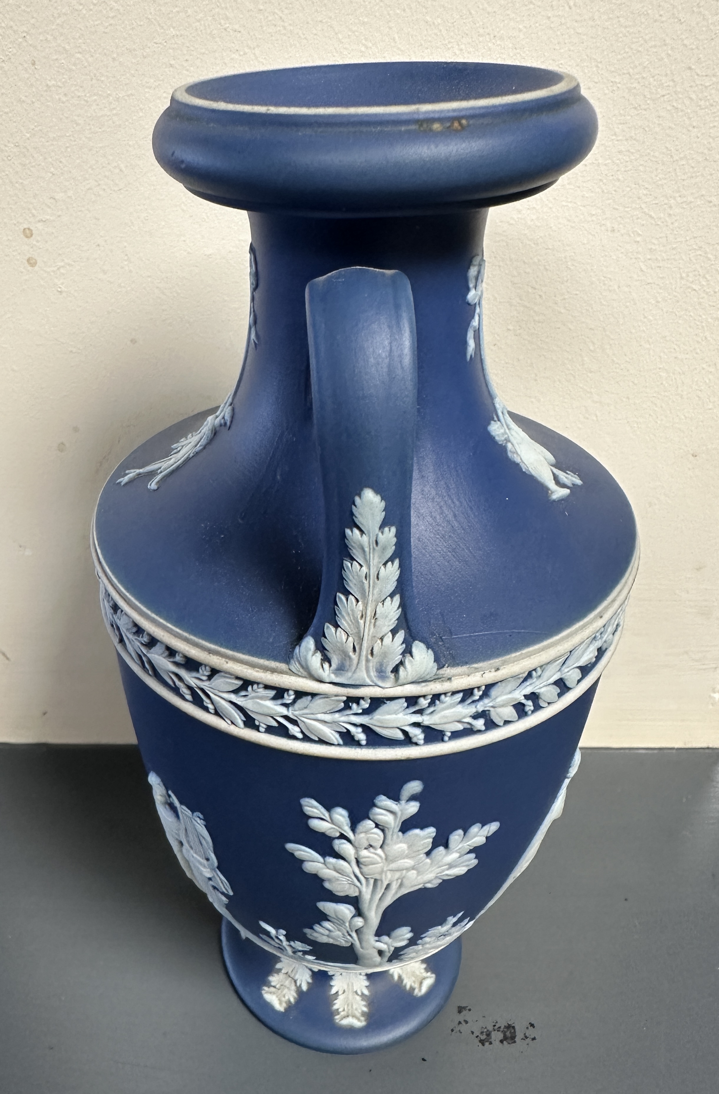 A pair of Wedgwood Jasperware vases, 23cm h. - Image 12 of 16