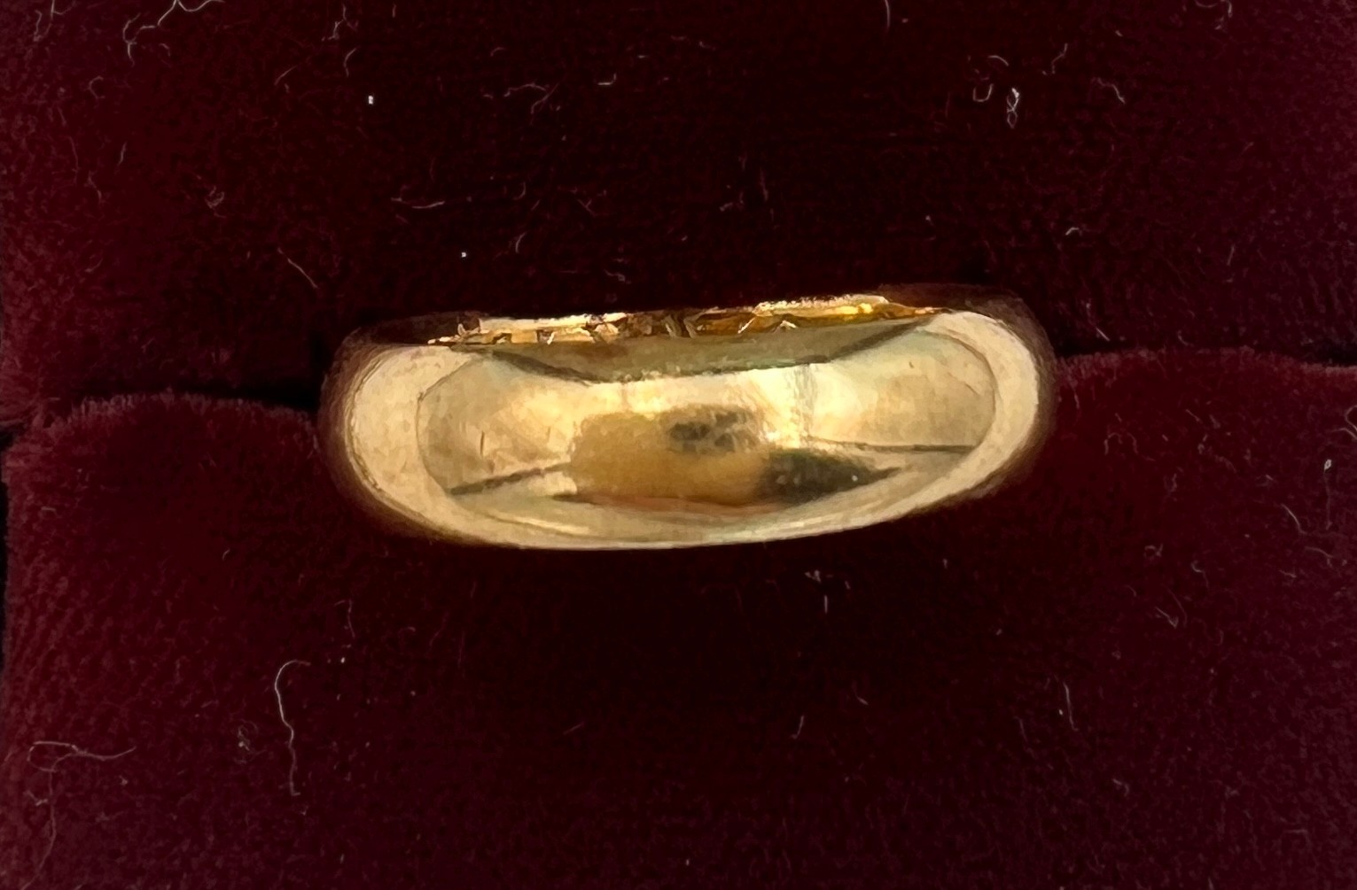 A 18 carat Welsh gold wedding band. Size K. Weight 4.7gm. With certificates. - Bild 2 aus 3