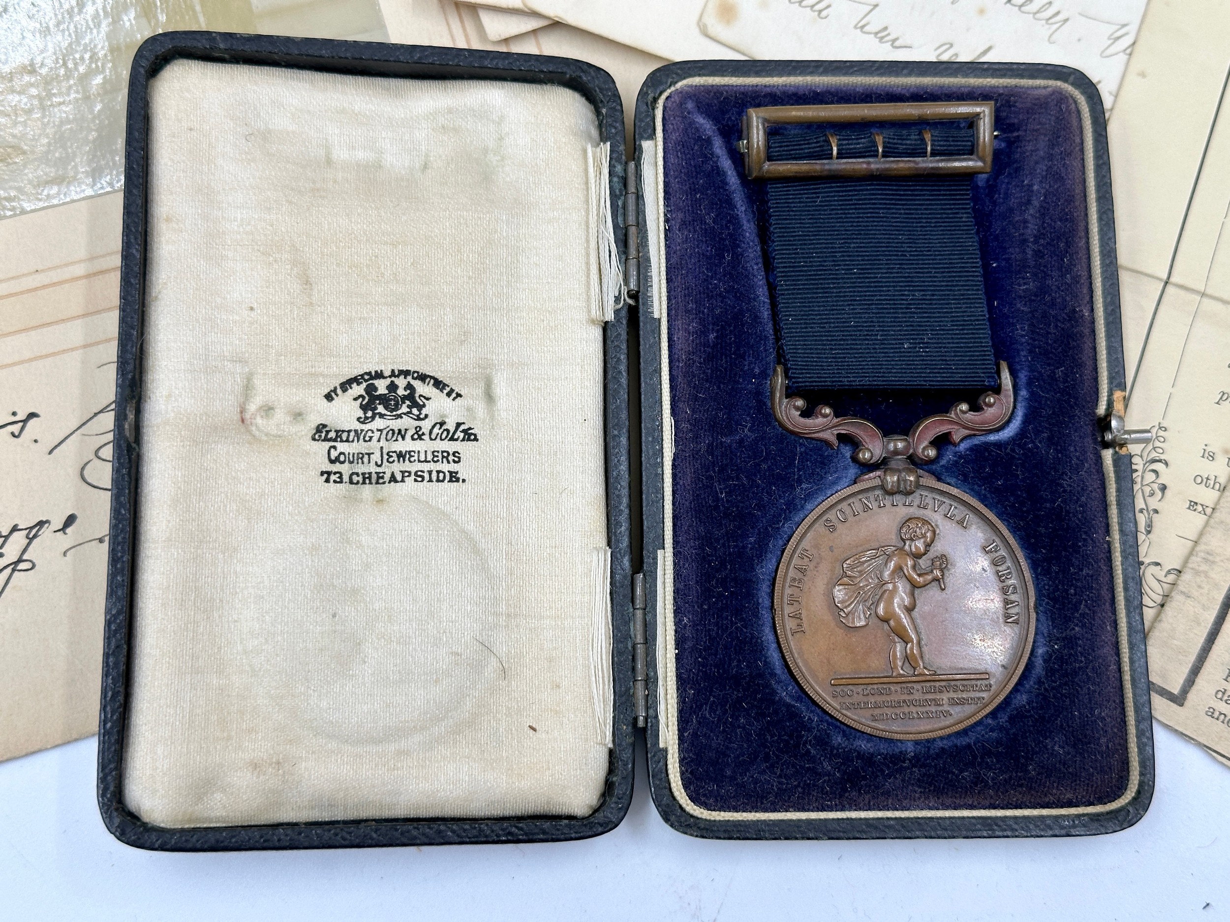 A bronze cased medal of the Royal Humane Society Lateat scintillvla Forsan, HOC Pretivm Cive Servato - Image 2 of 16