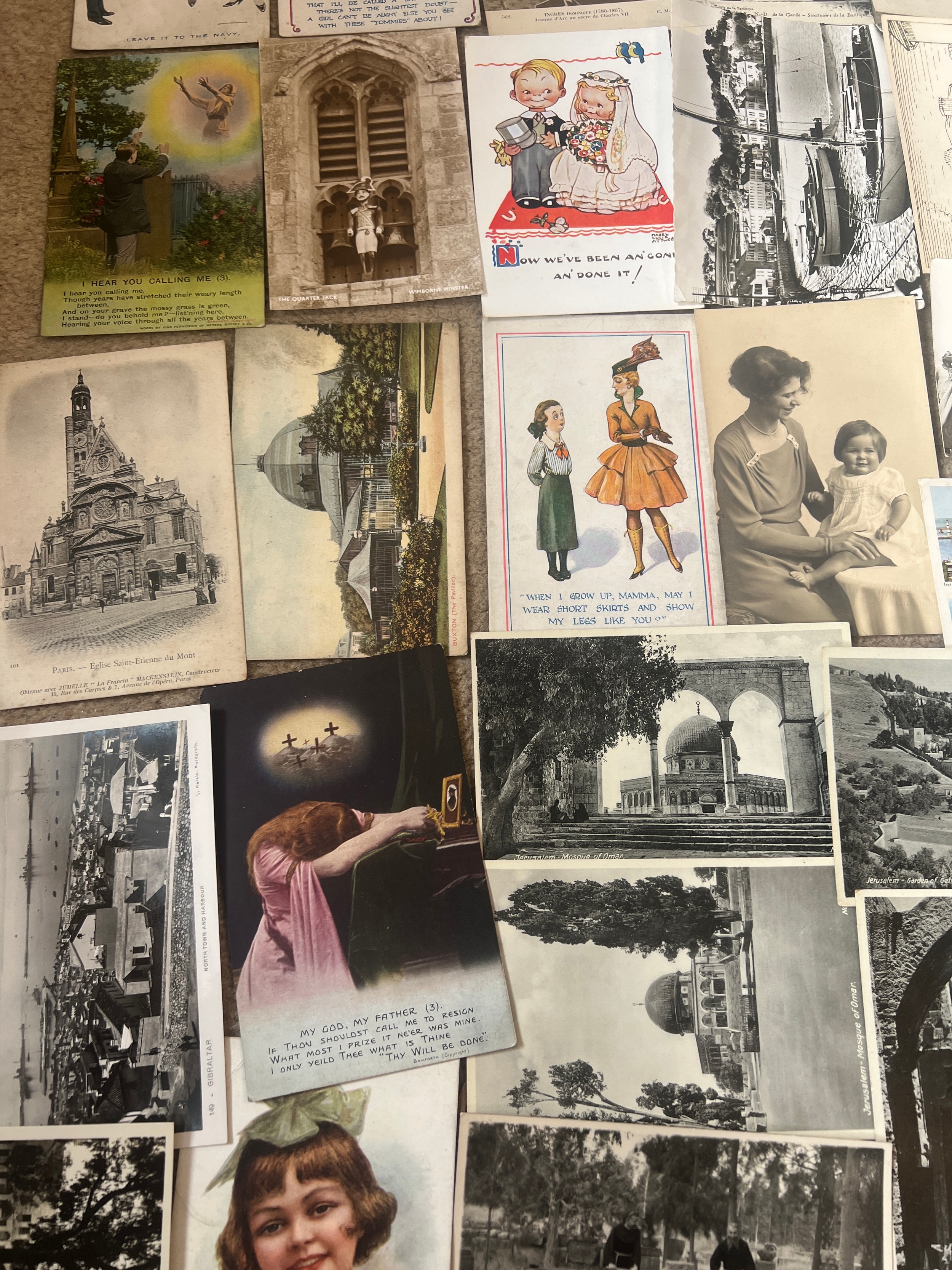 A quantity of vintage postcards to include Egypt, Ceylon, Jerusalem, Leeds, Buxton, Yorkshire County - Bild 4 aus 8