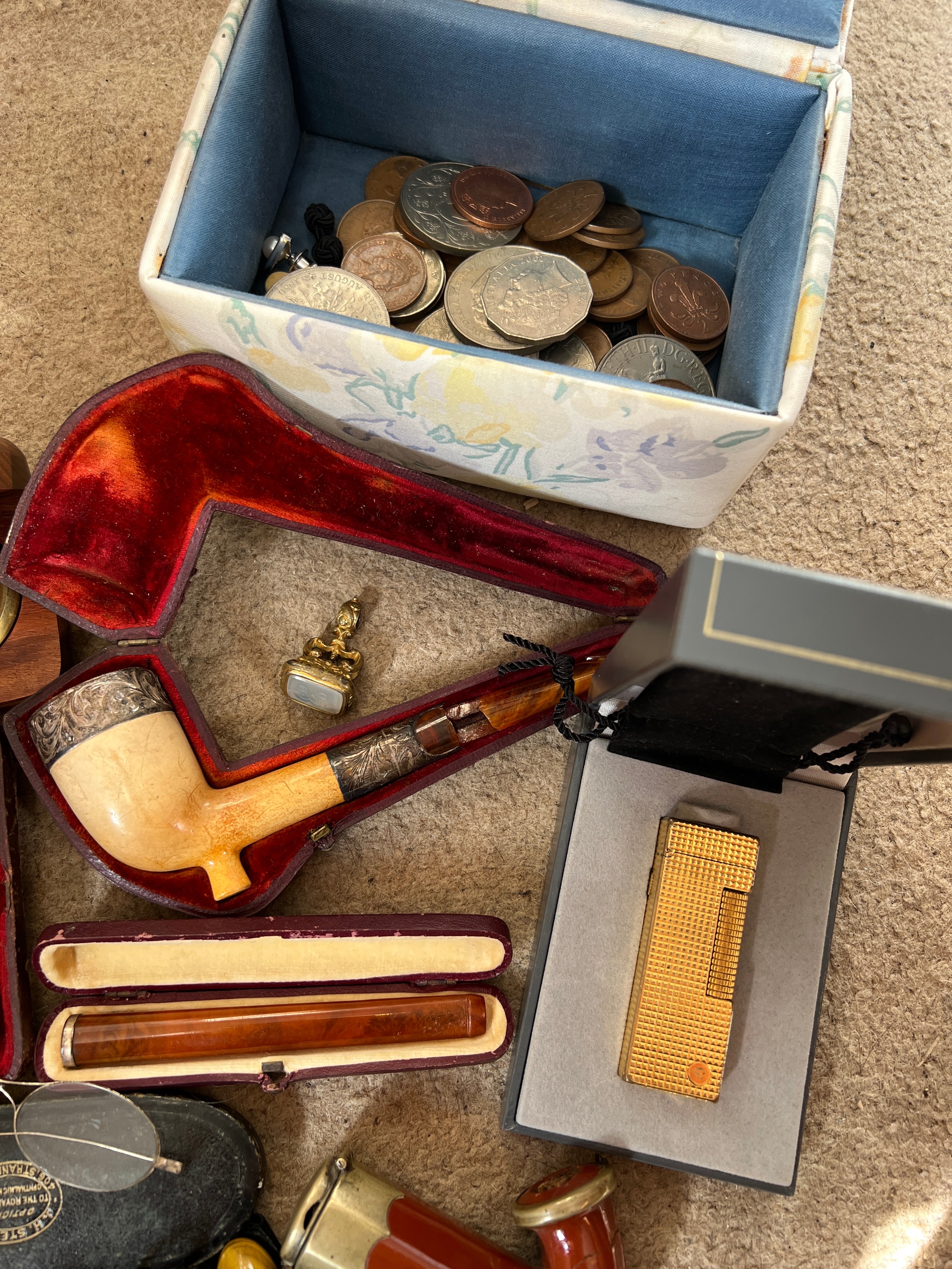 A miscellaneous lot to include Meerschaum, silver and amber cased pipe, cheroot holder, Dunhill - Bild 3 aus 4