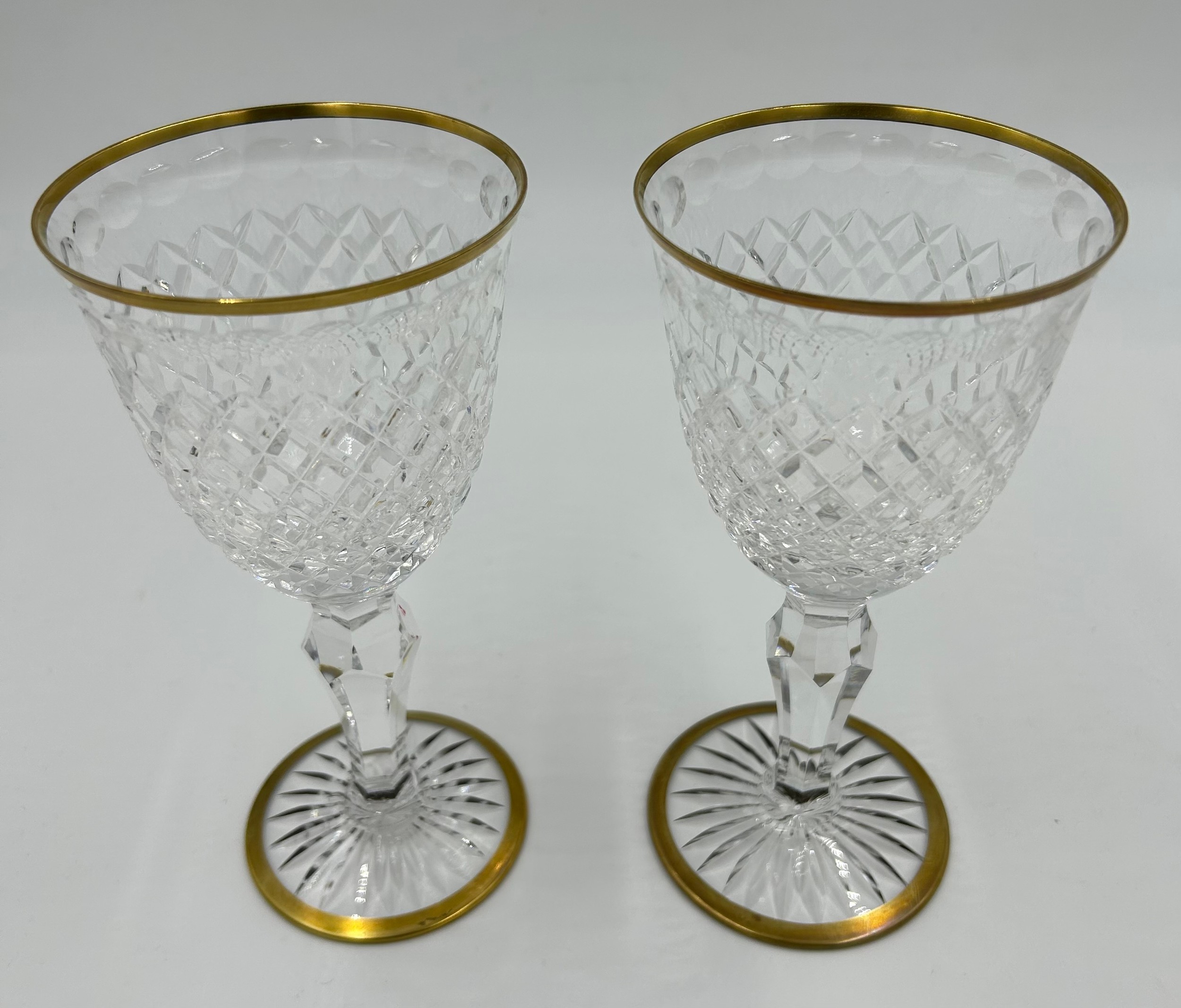 Good quality 20thC cut glass to include a Coronation decanter, 2 x large Stuart goblets etched - Bild 8 aus 9