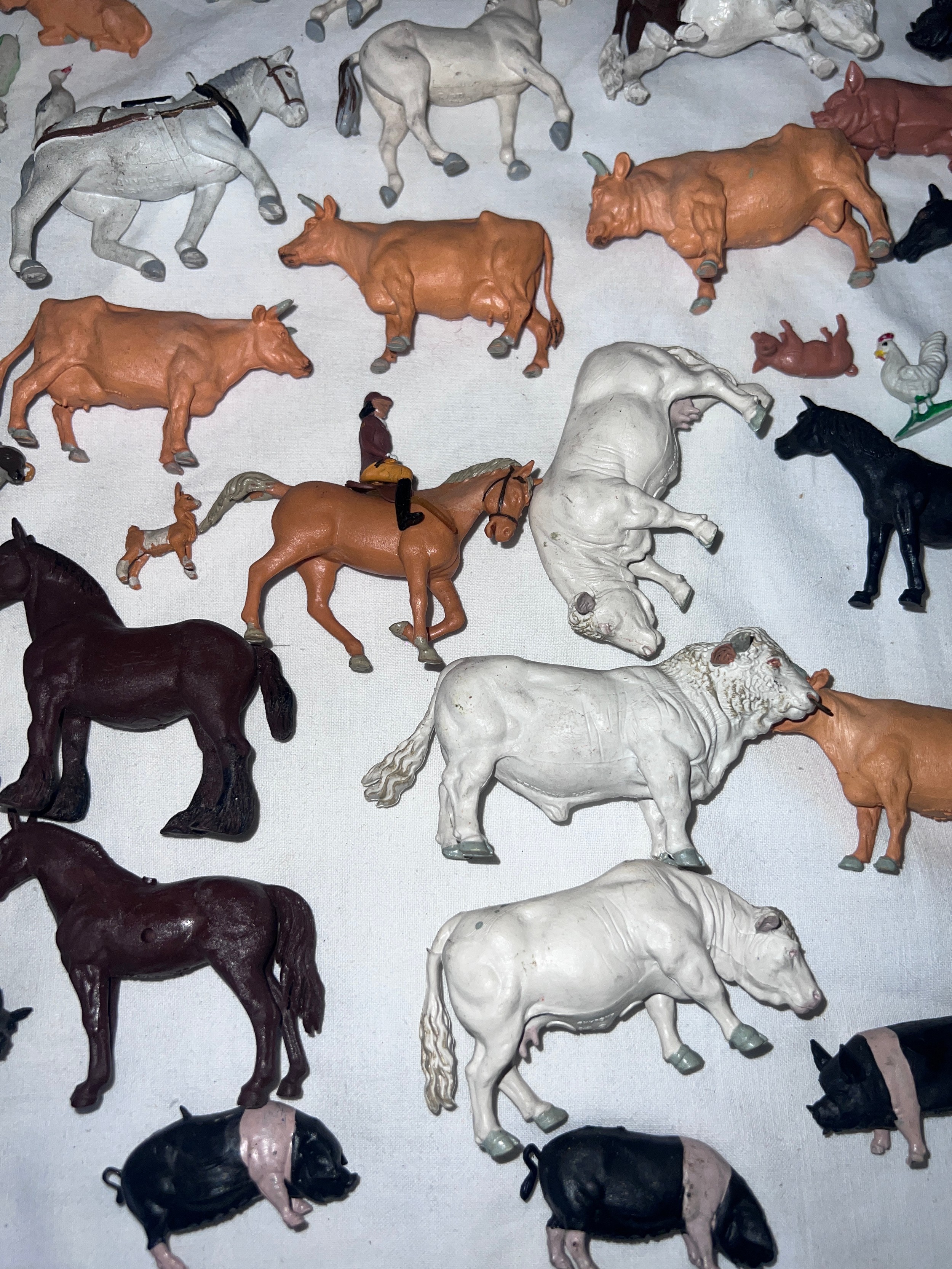 A large quantity of Britains farmyard & farmers animals to include Cows, Pigs, Sheep, Horses etc. - Bild 4 aus 9