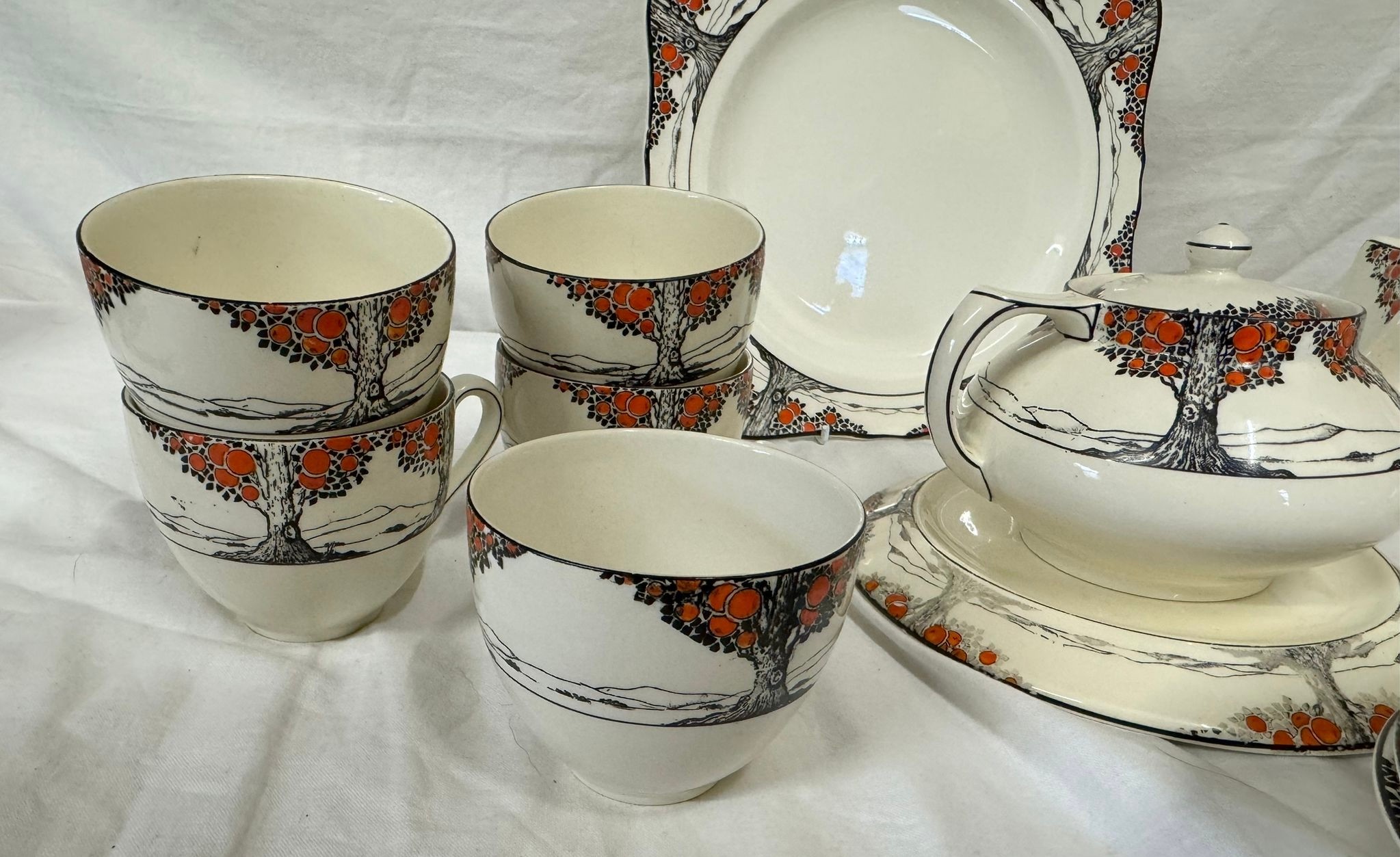 A Crown Ducal Orange Tree tea service to include: - Teapot stand and two teapots; five teacups; - Bild 4 aus 10