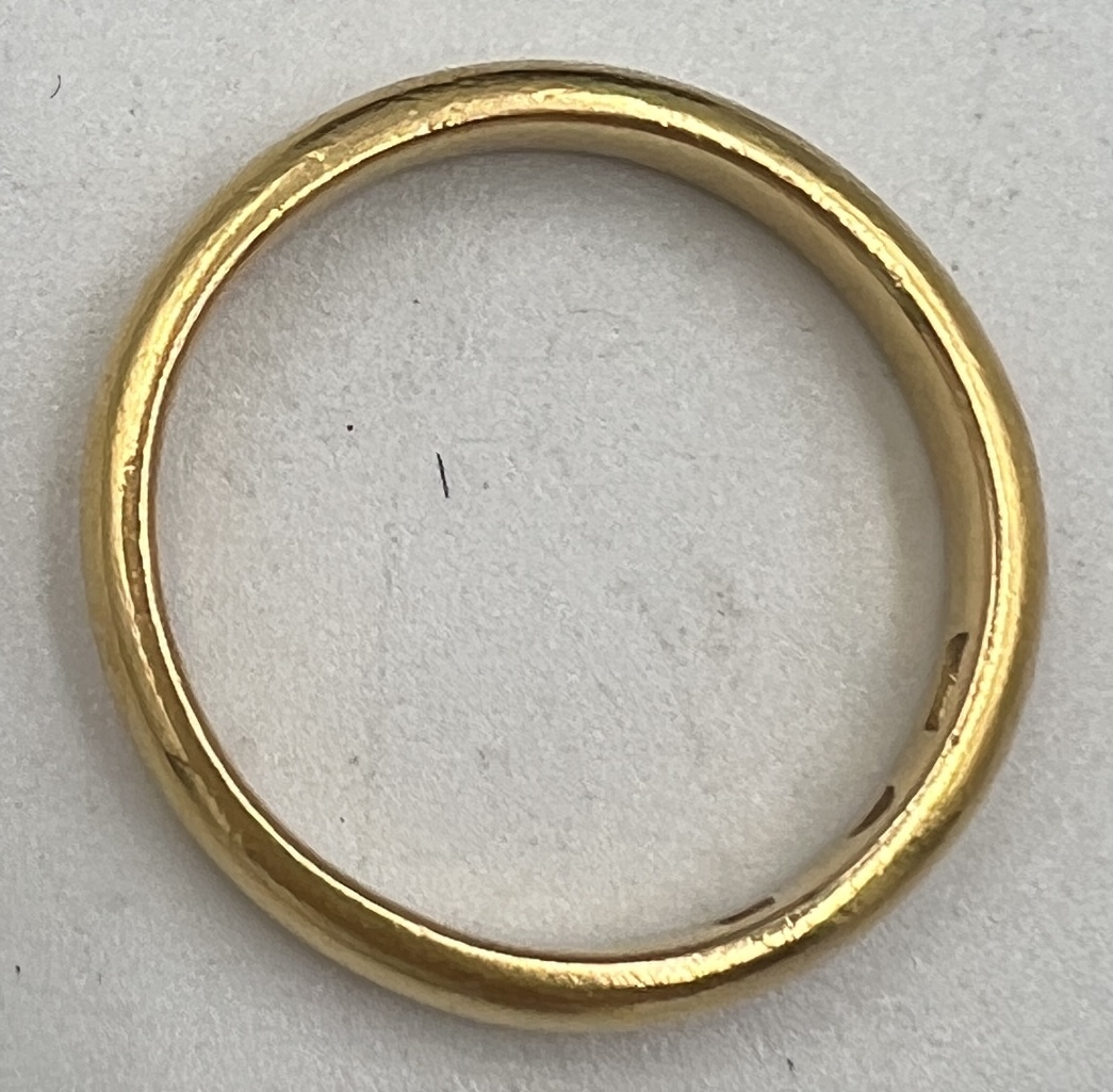 A 22 carat gold wedding band. Weight 5gm. - Image 2 of 2