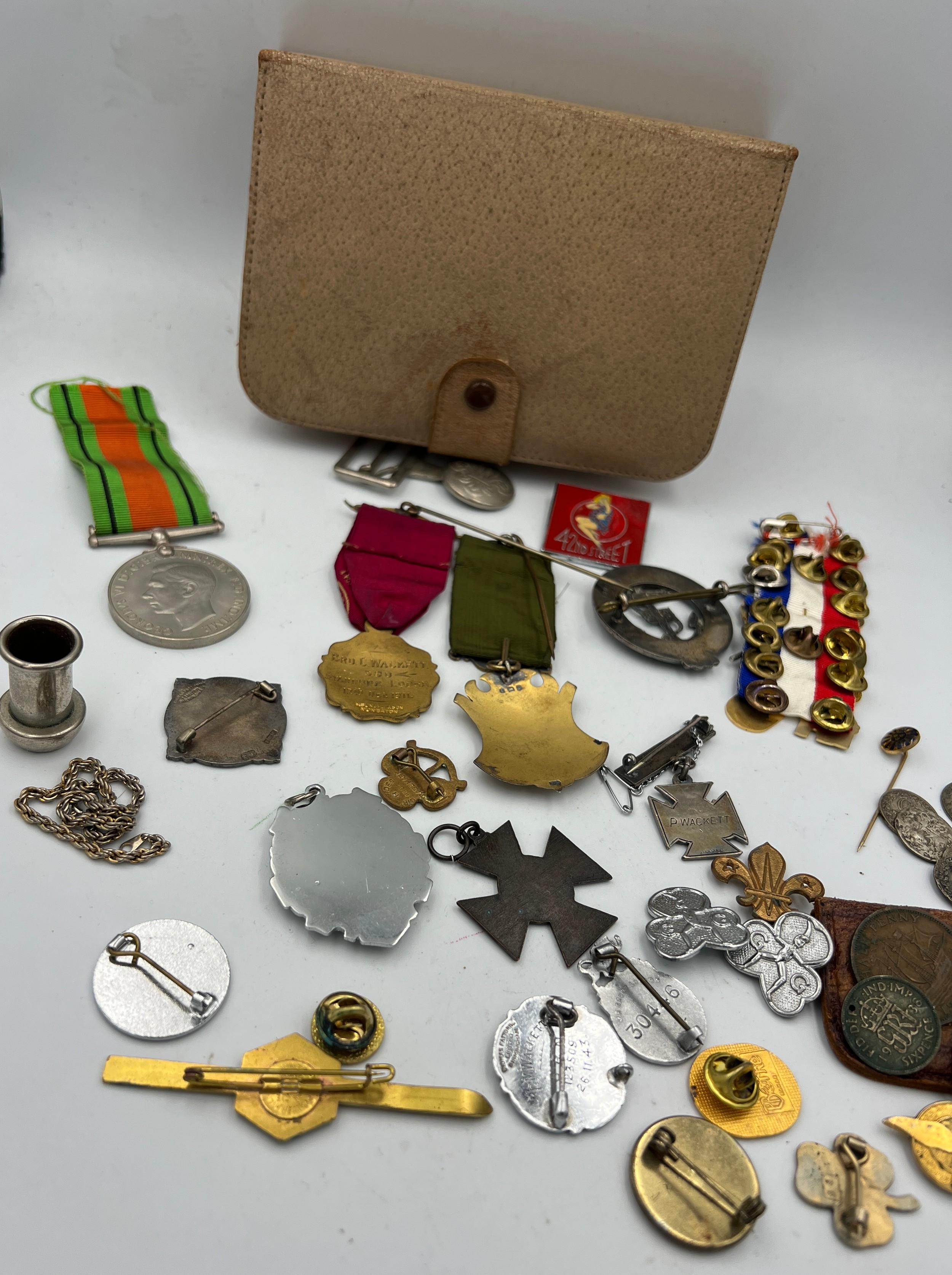 A collection of badges, medals, coins etc including hallmarked and silver Masonic, Boys Brigade, - Bild 3 aus 3