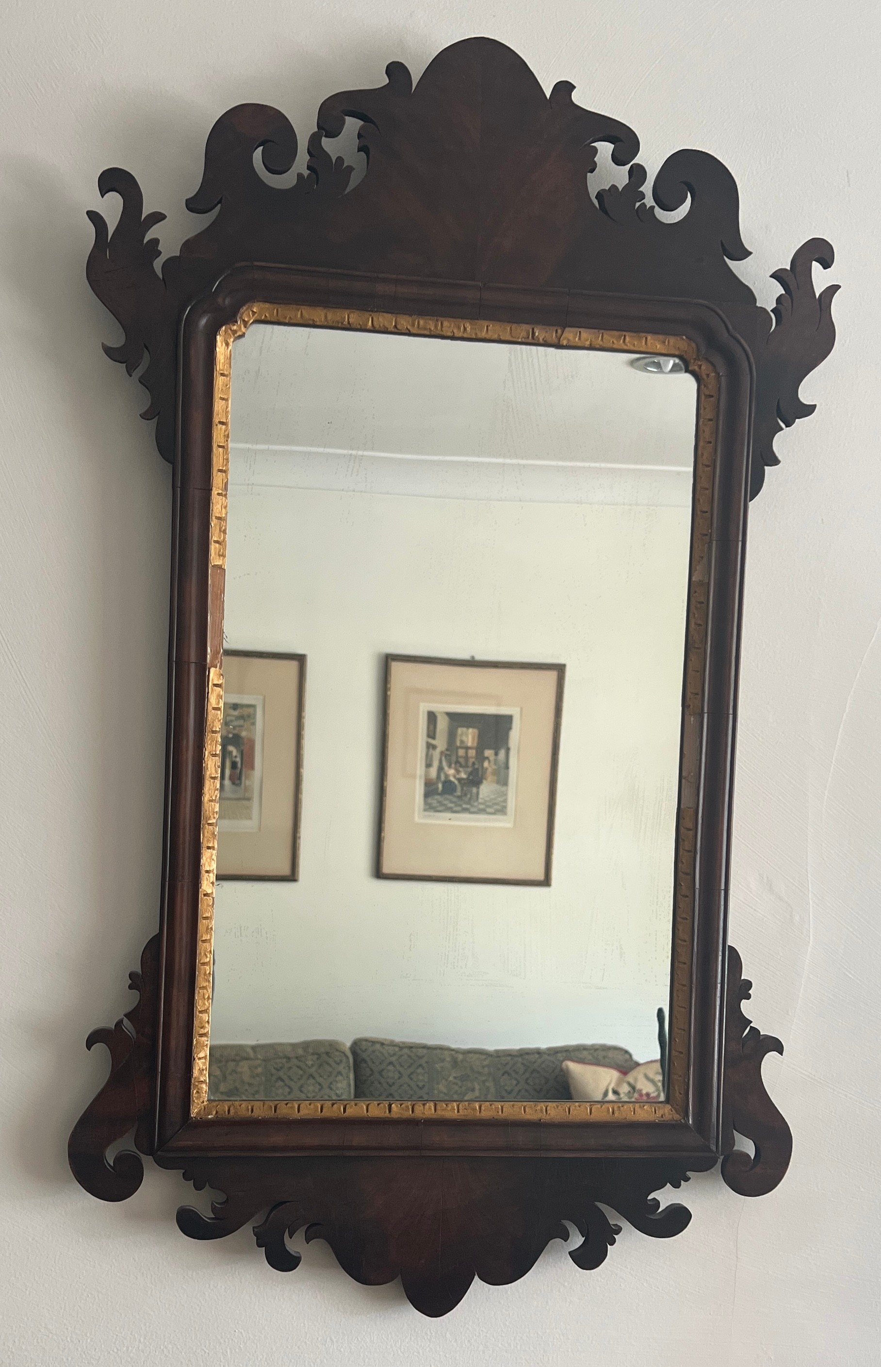 A mahogany and gilt fretted wall mirror. 78cm x 46cm. - Bild 2 aus 3