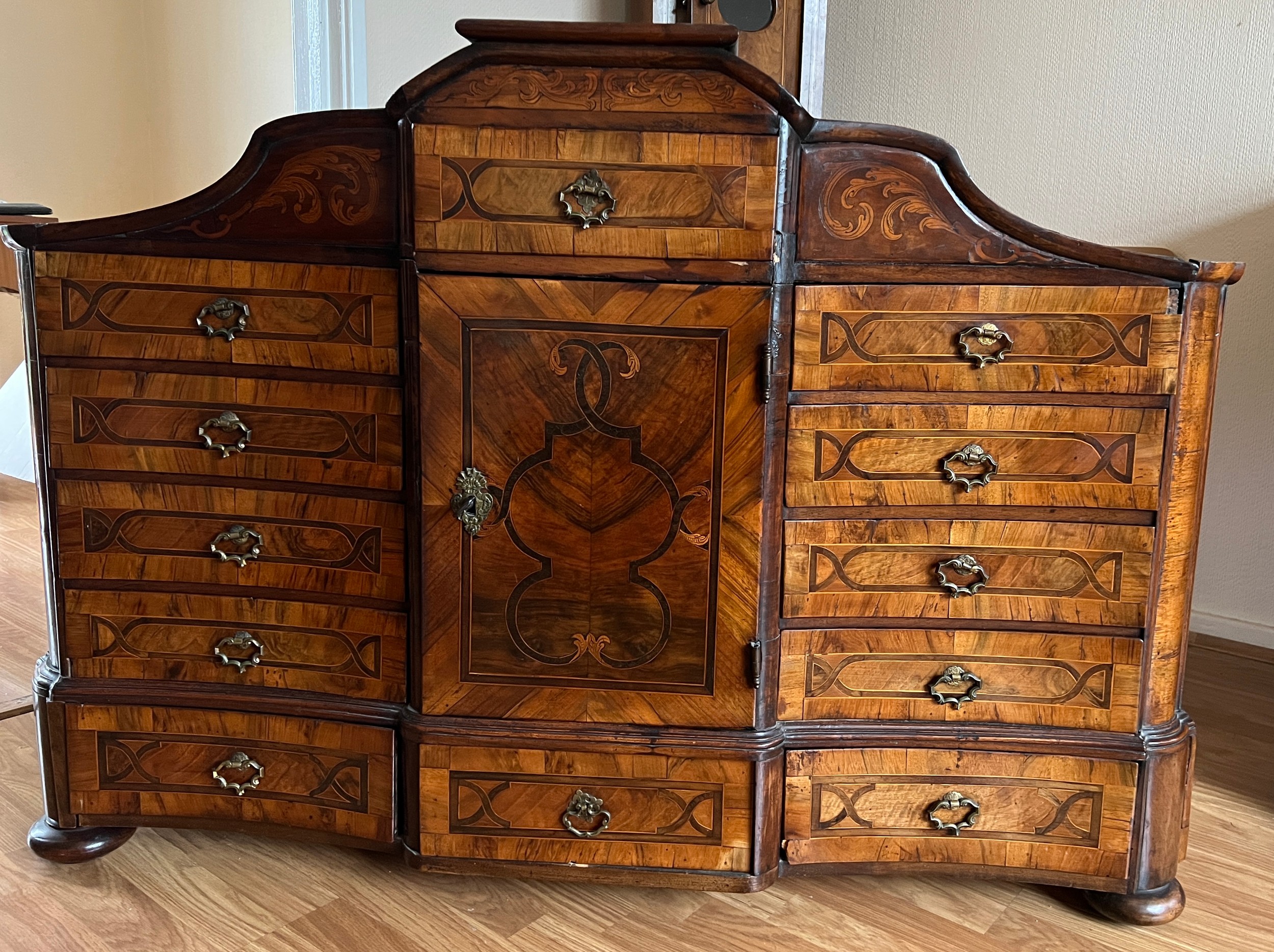 An 18thC Austrian parquetry/marquetry inlaid table top cabinet with multiple drawers and central - Bild 4 aus 14