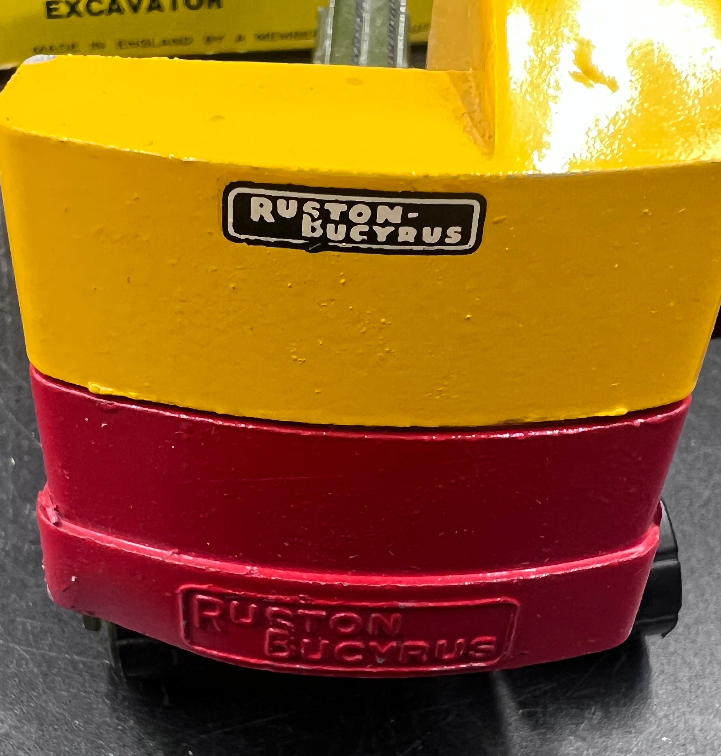 A boxed Ruston Bucyrus Working Model Excavator 10-RB. No.260. Finished in yellow and red, with - Bild 5 aus 9