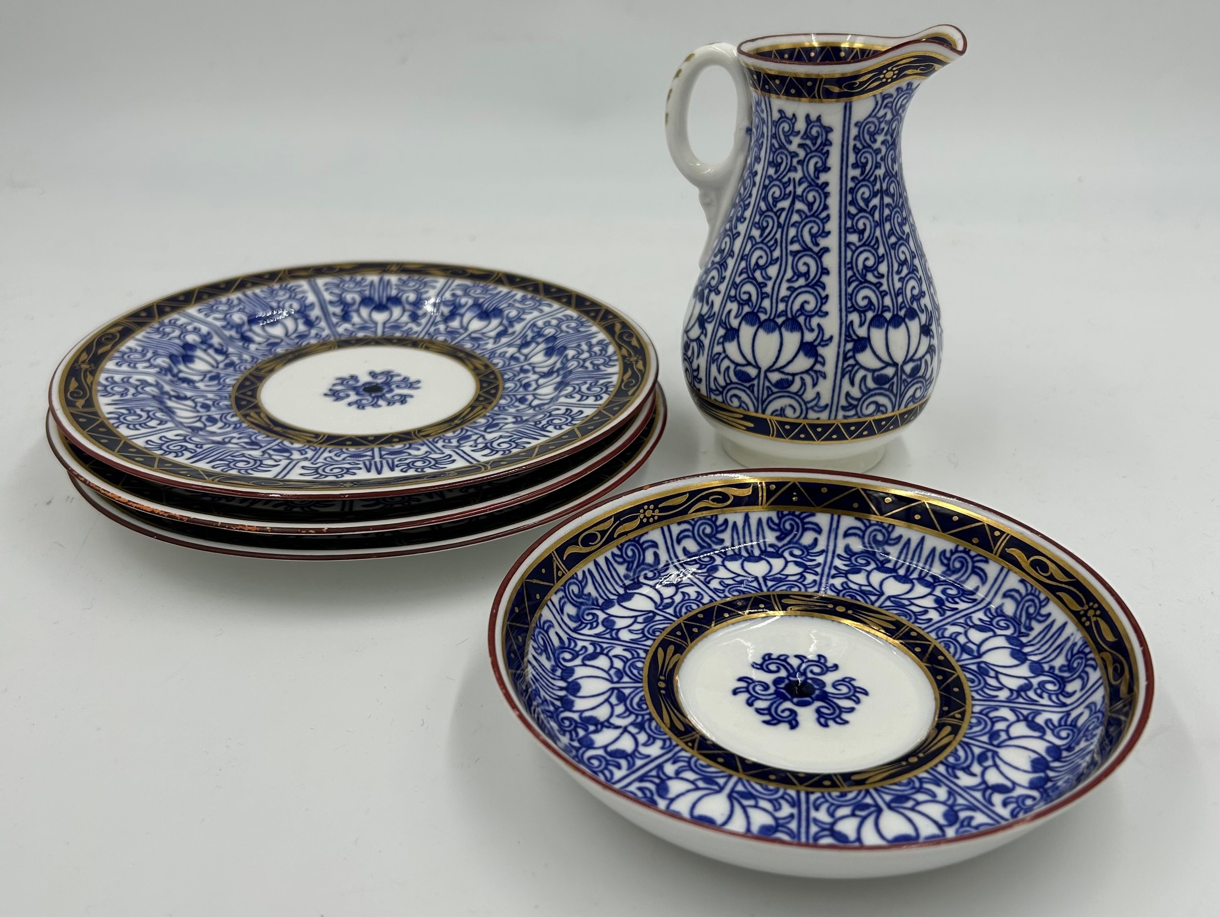 A collection of 19thC Royal Worcester 'Royal Lily' pattern items to include charger 37cm d, plate 23 - Image 7 of 14