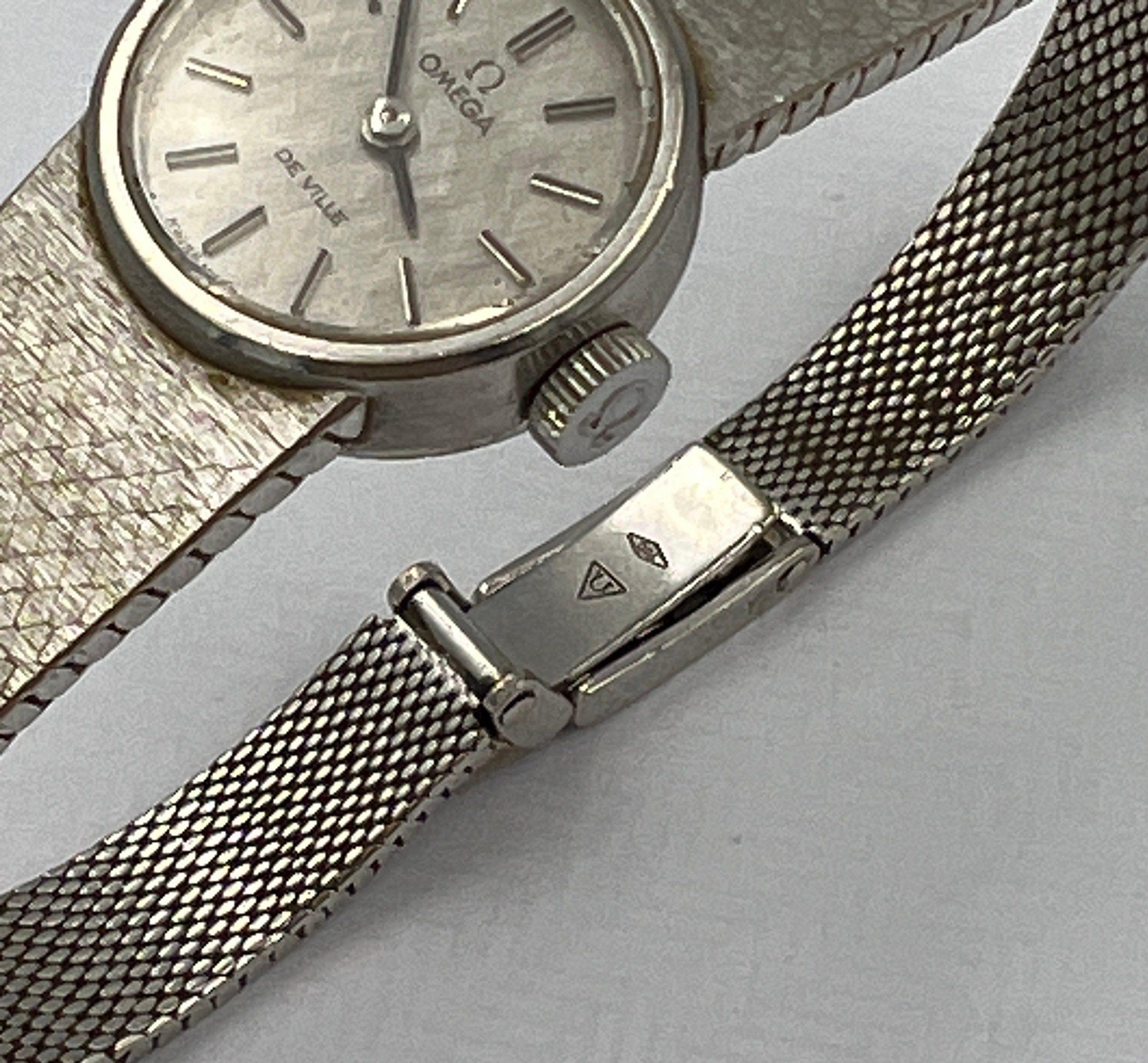 A vintage ladies 18ct white gold Omega De Ville ladies wristwatch. Total weight 40.6gm. - Image 3 of 3