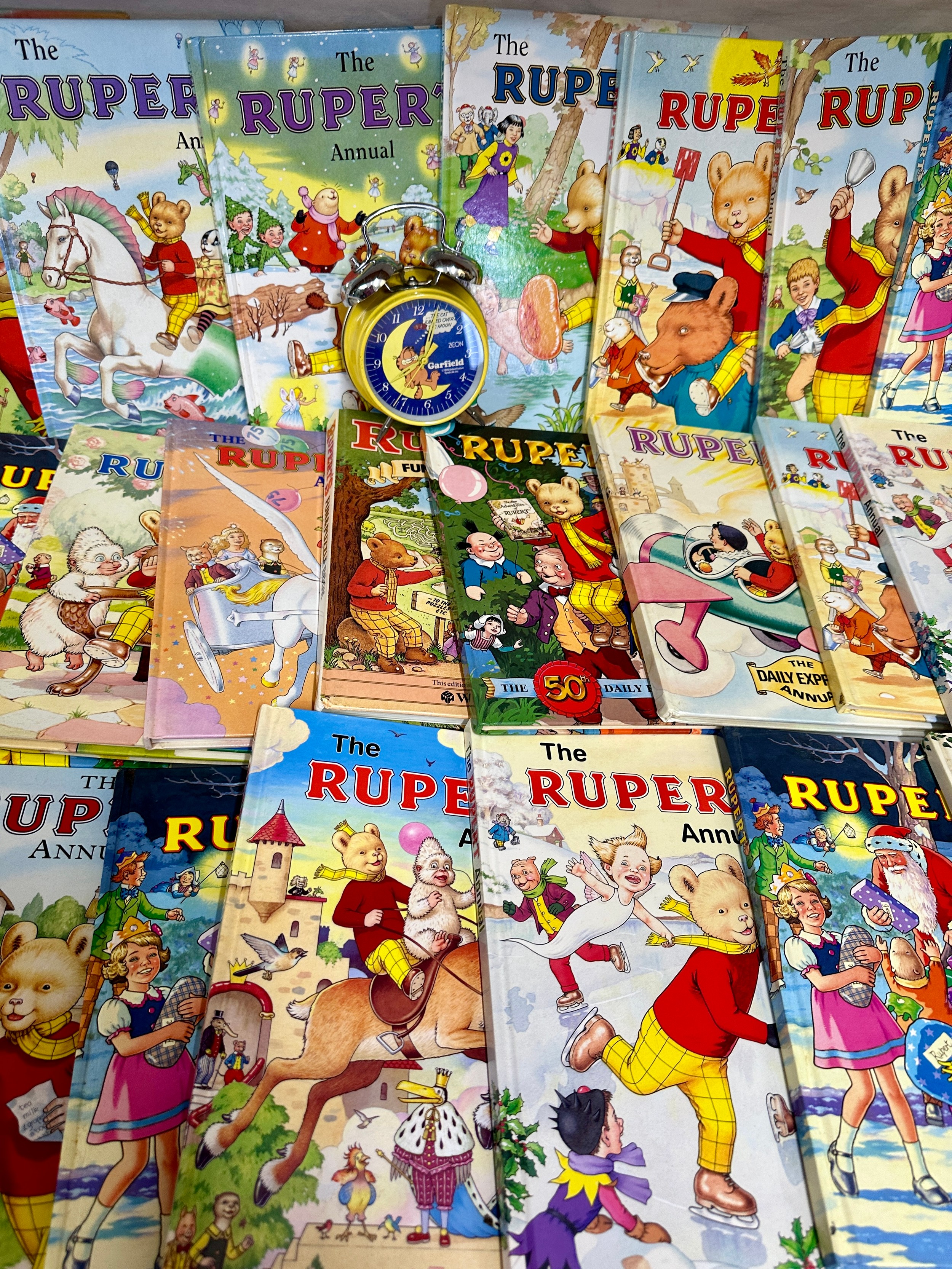 A quantity of Rupert the Bear Annuals and a Garfield 1978 alarm clock. Annuals to include 1975, - Bild 3 aus 5